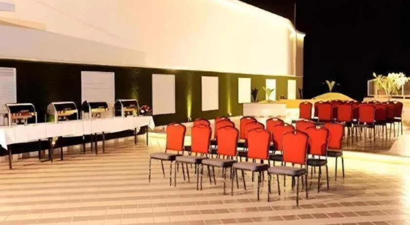 Mumbai Metro - The Executive Hotel