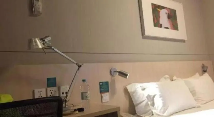 Bed in Jinjiang Inn Shanghai International Tourism and Resorts Zone Kangxin Highway Branch