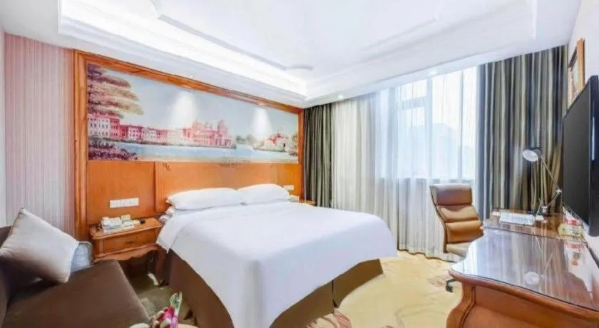 Bed in Vienna International Hotel Wuhan Huanghelou Pengliuyang Metro Station