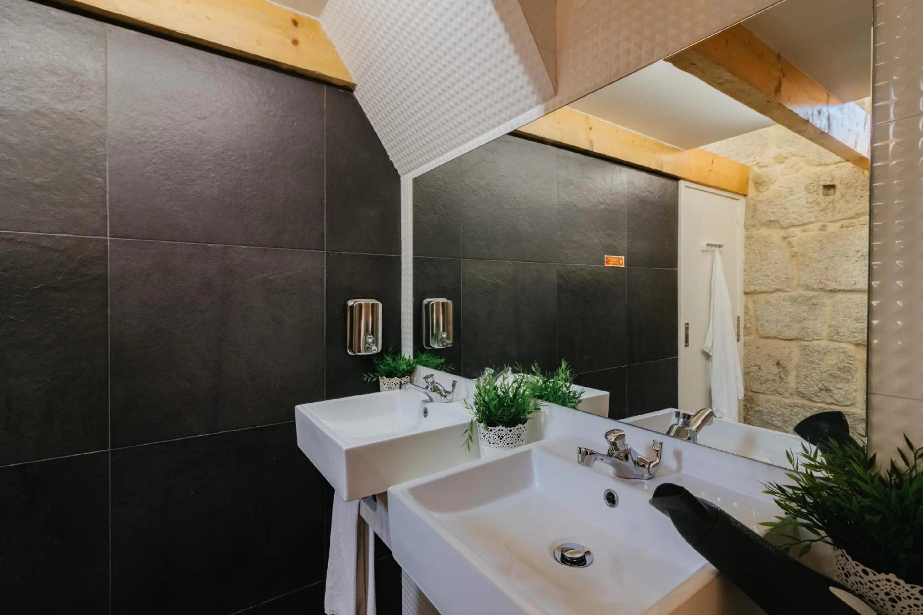 Bathroom in Happy Porto Hostel