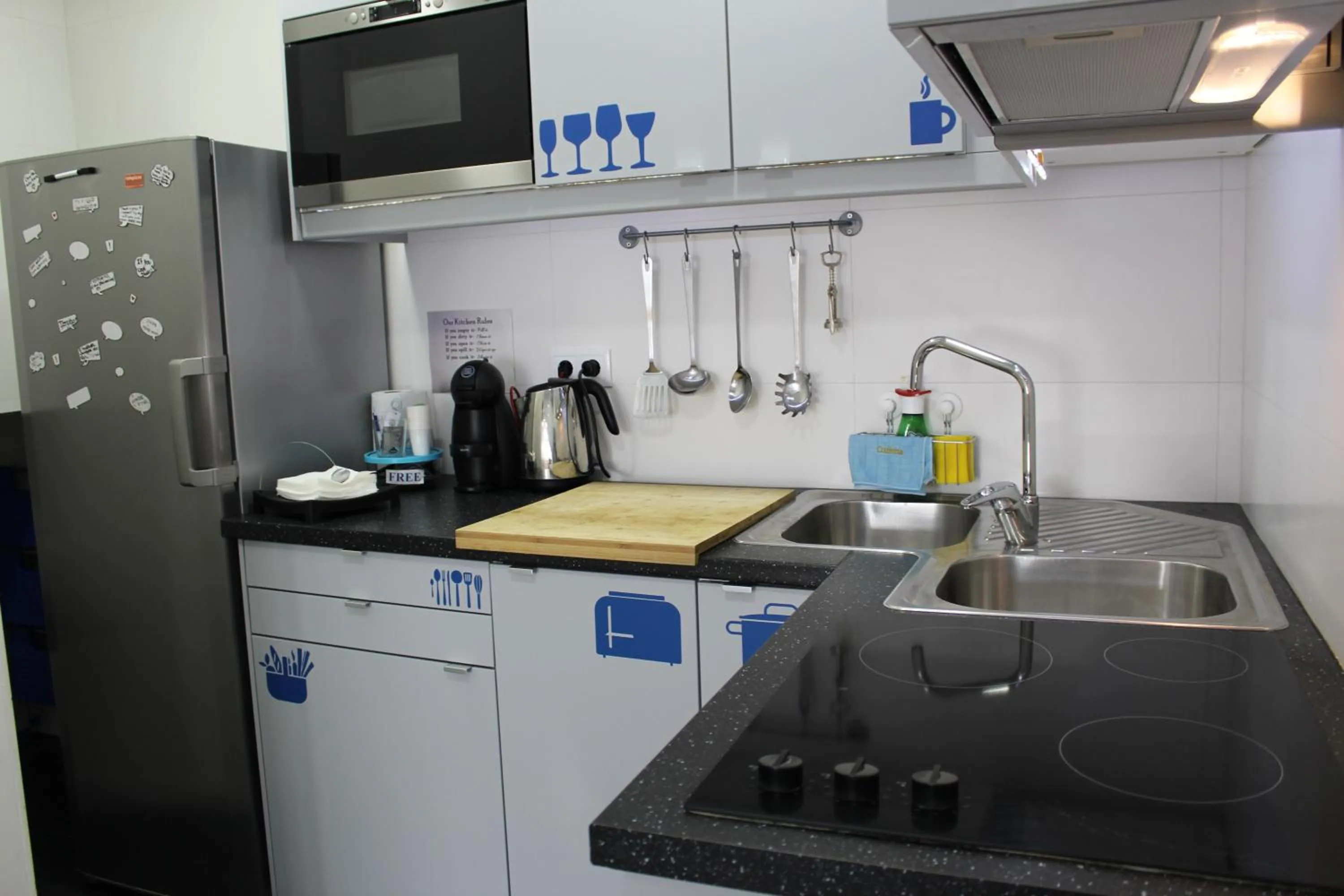 Communal kitchen in Happy Porto Hostel