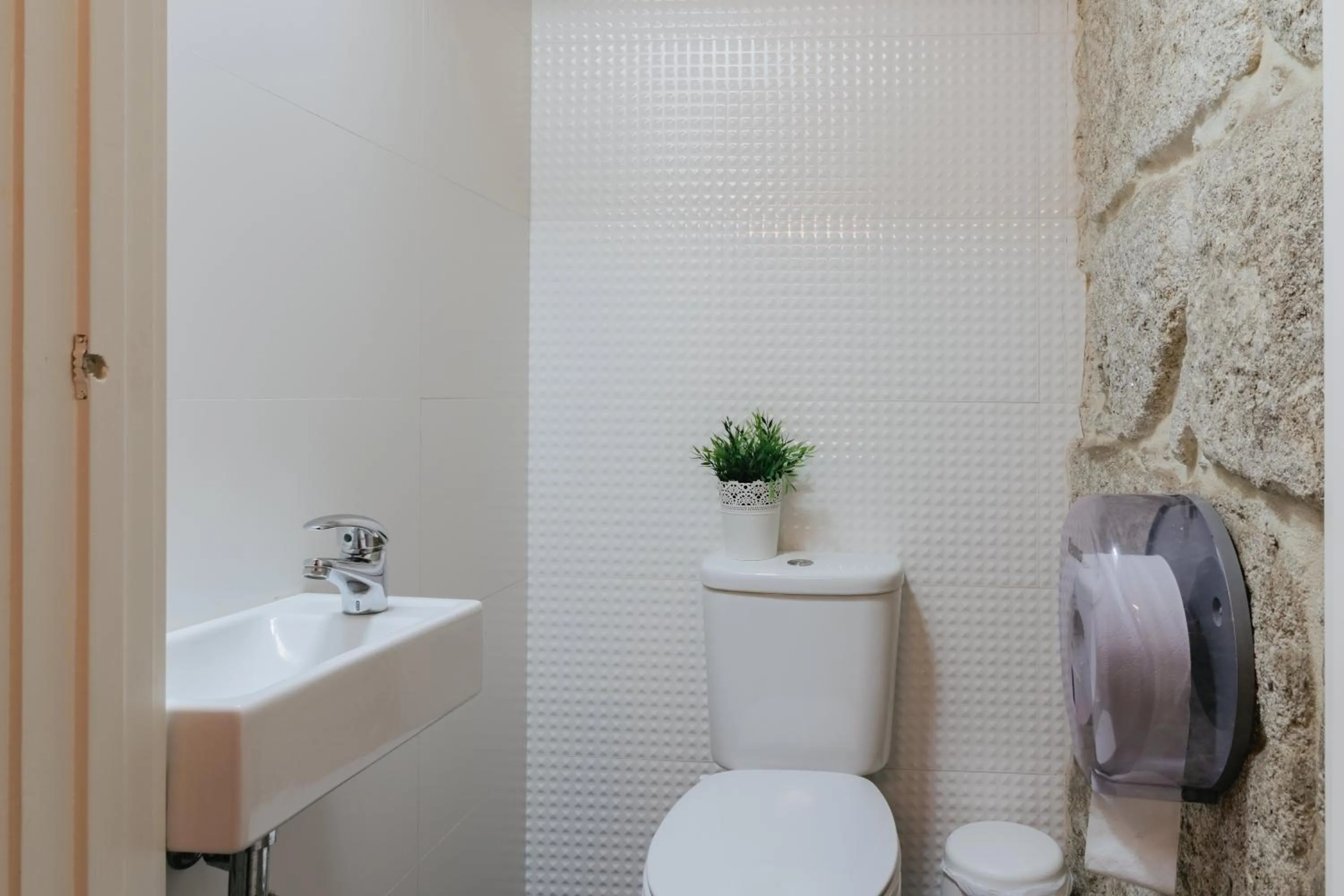 Toilet in Happy Porto Hostel