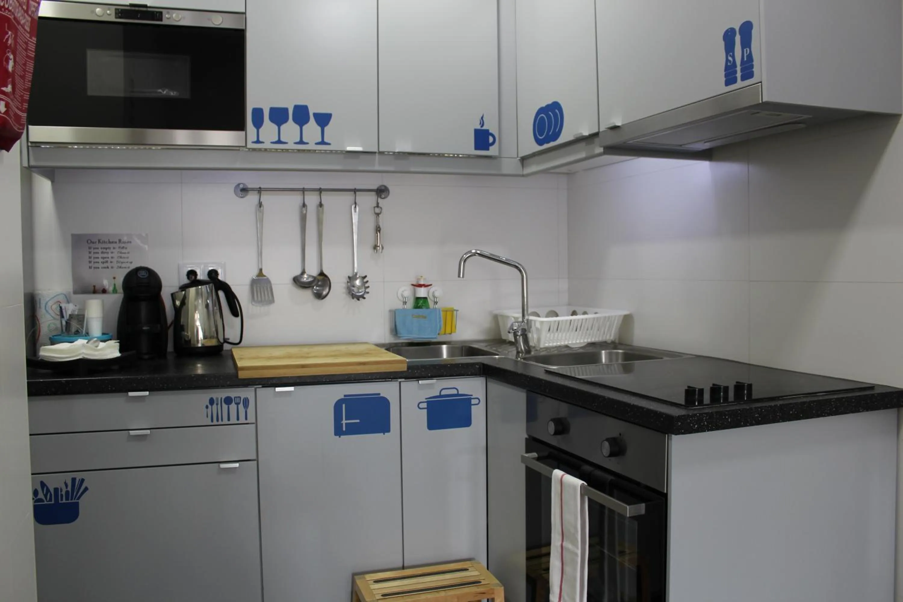 Communal kitchen in Happy Porto Hostel