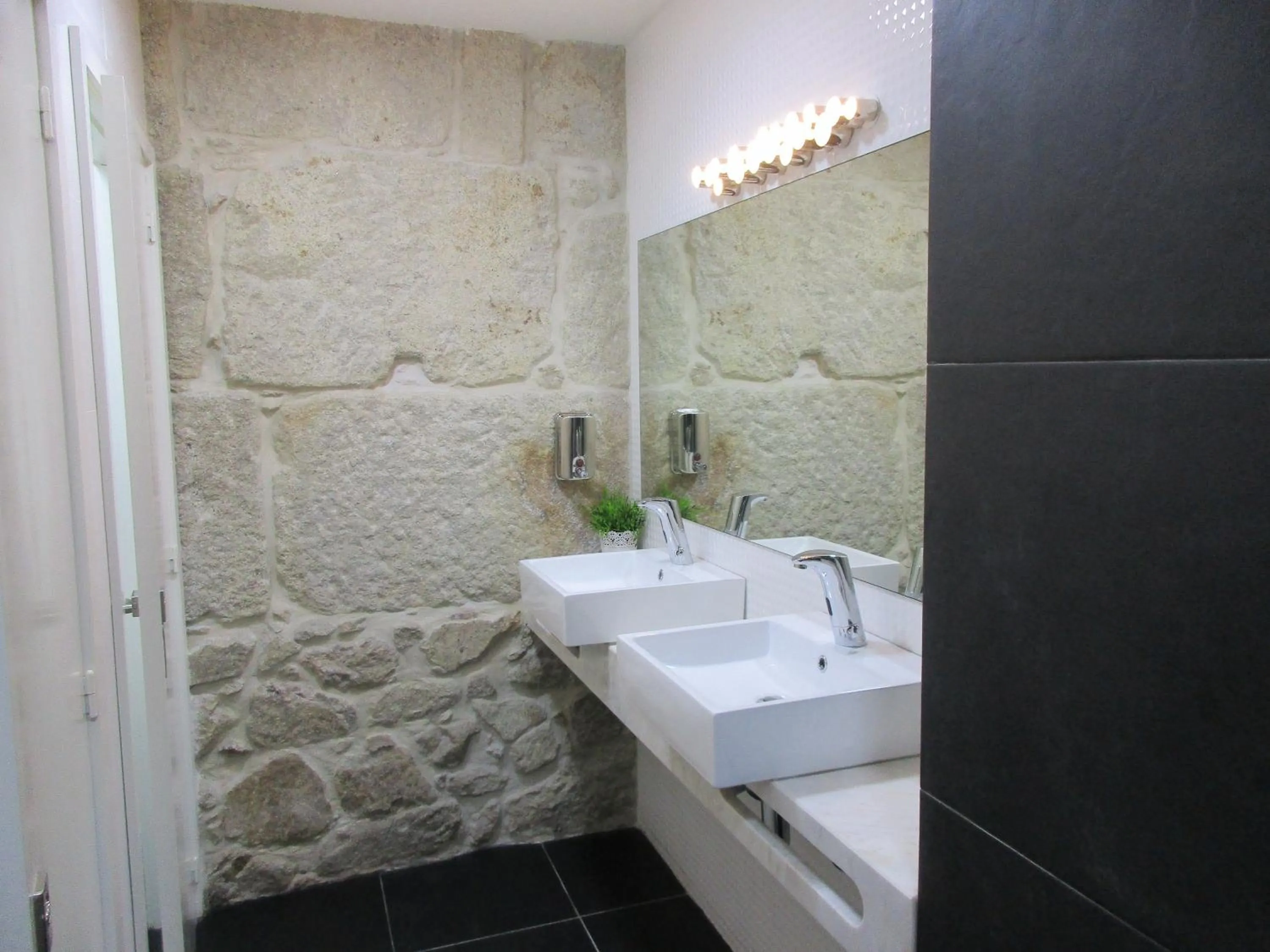 Bathroom in Happy Porto Hostel