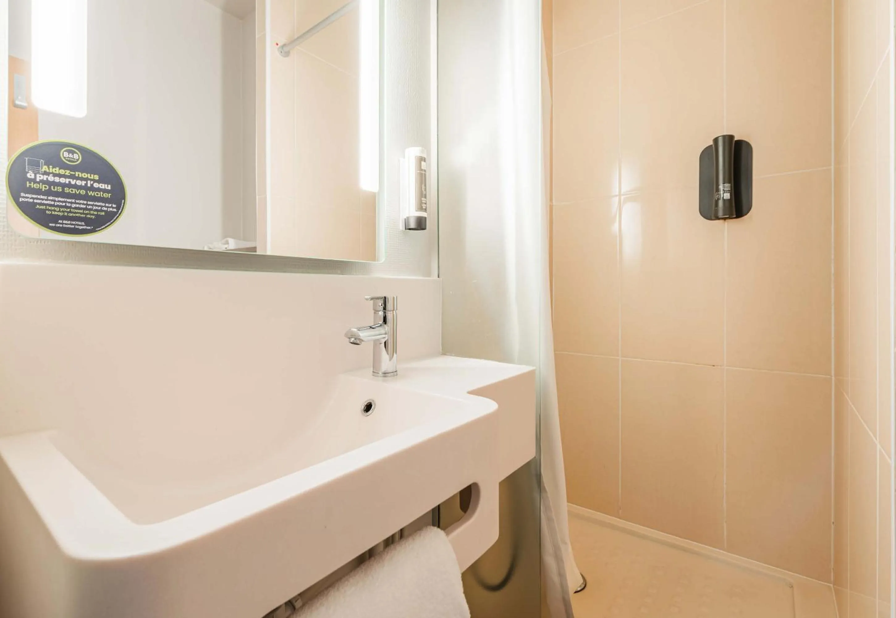 Bathroom in B&B HOTEL Lens Musée Du Louvre