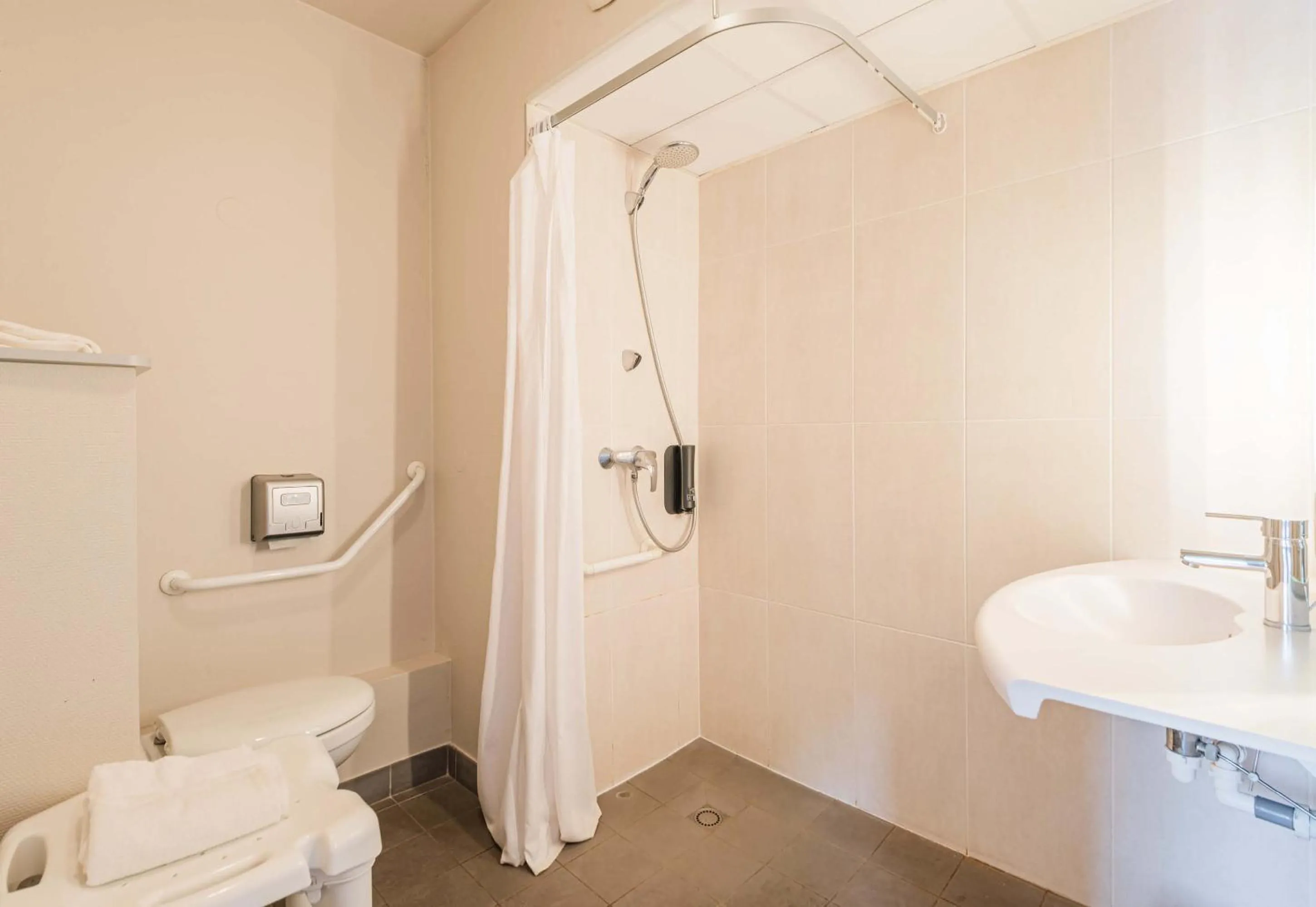 Bathroom in B&B HOTEL Lens Musée Du Louvre