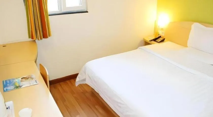Bed in 7 Days Inn Fuzhou Three Lanes and Seven Alleys Dongjiekou Metro Station