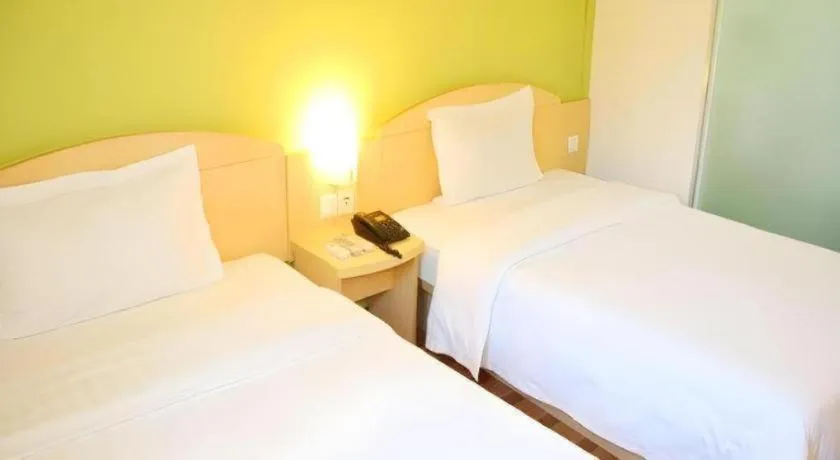 Bed in 7 Days Inn Fuzhou Three Lanes and Seven Alleys Dongjiekou Metro Station