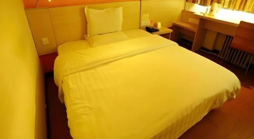 Bed in 7 Days Inn Fuzhou Three Lanes and Seven Alleys Dongjiekou Metro Station