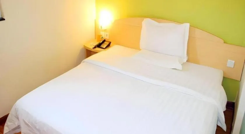 Bed in 7 Days Inn Fuzhou Three Lanes and Seven Alleys Dongjiekou Metro Station