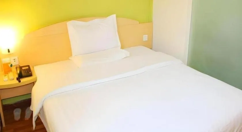 Bed in 7 Days Inn Fuzhou Three Lanes and Seven Alleys Dongjiekou Metro Station