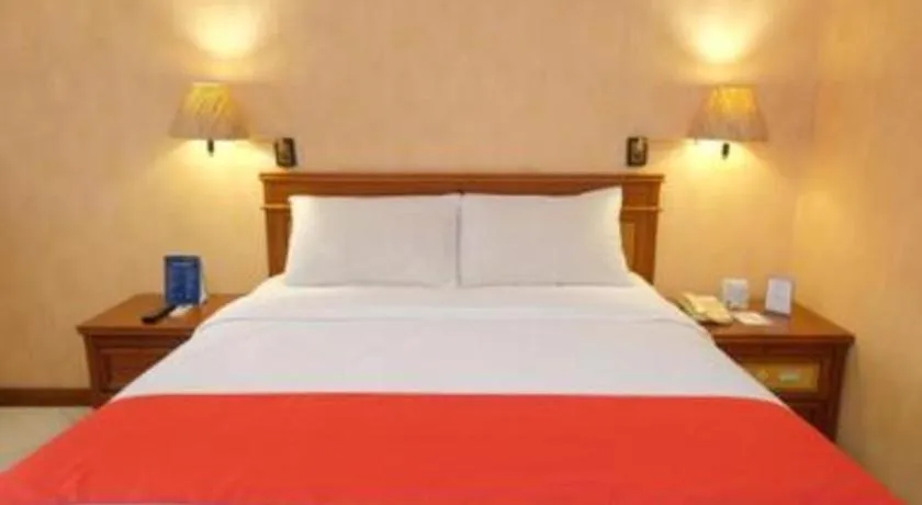Bed in Diamond Hotel Solo