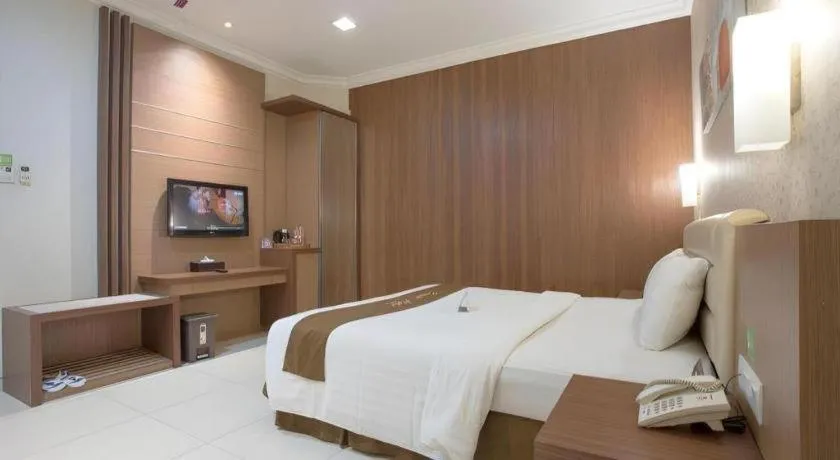 Bed in Life Emerald Hotel Surabaya