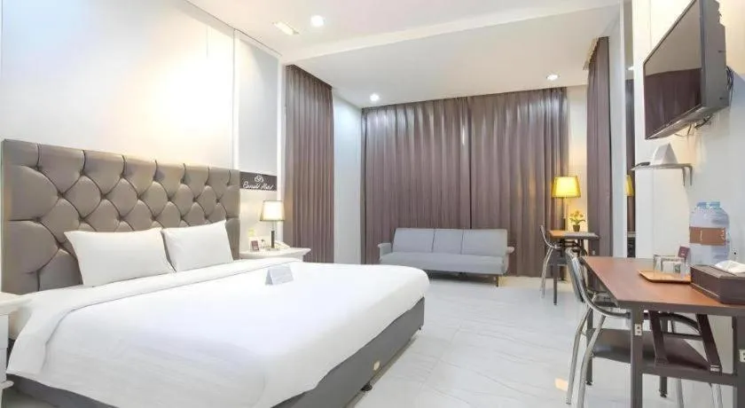 Bed in Life Emerald Hotel Surabaya