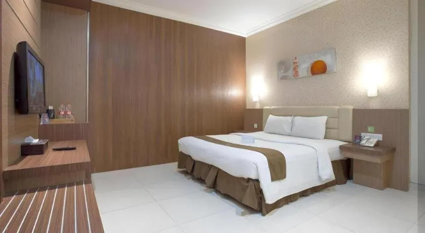 Bed in Life Emerald Hotel Surabaya