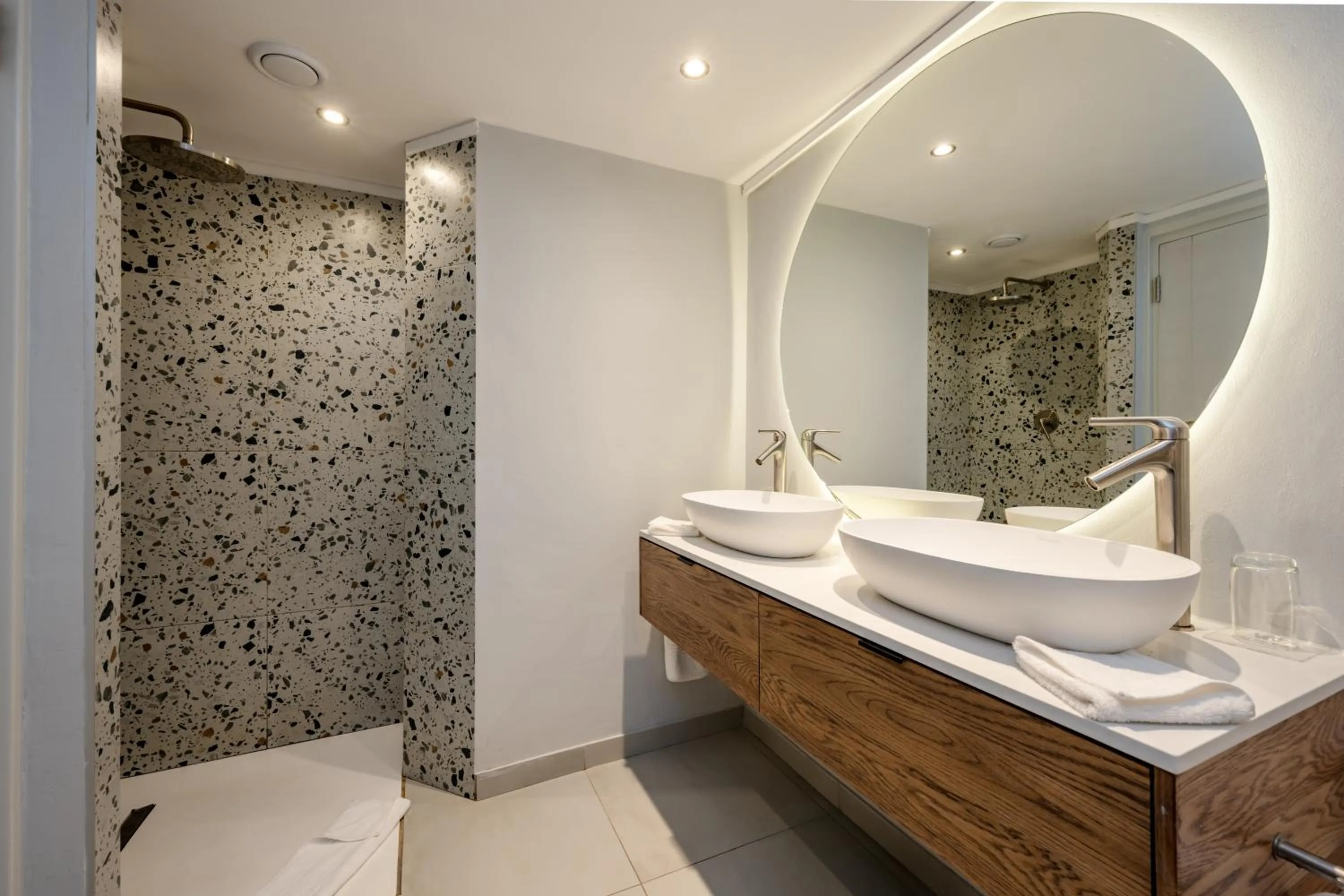 Shower in The Bay Hotel