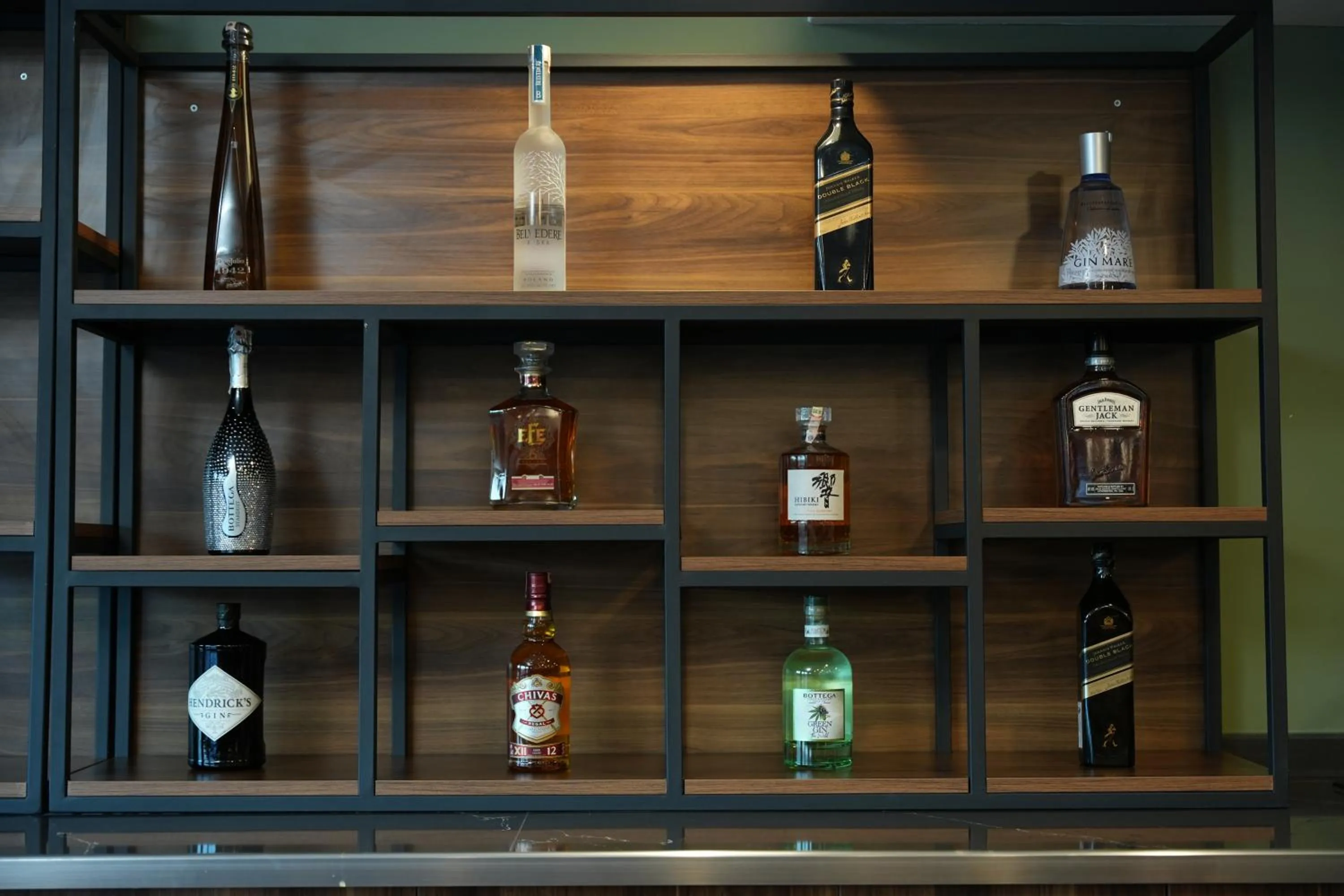 Restaurant/places to eat in Kent Room Hotel