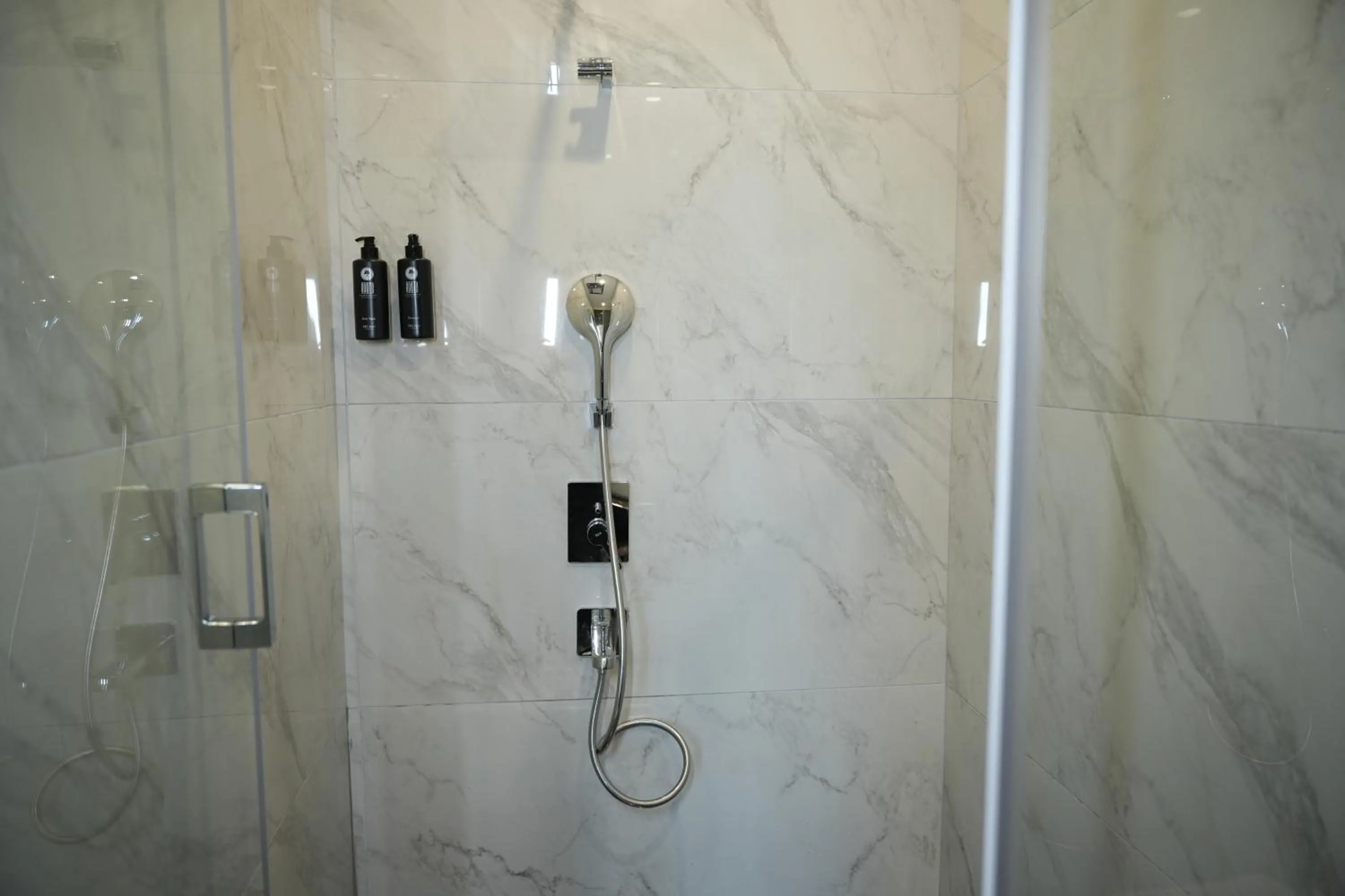 Shower in Kent Room Hotel