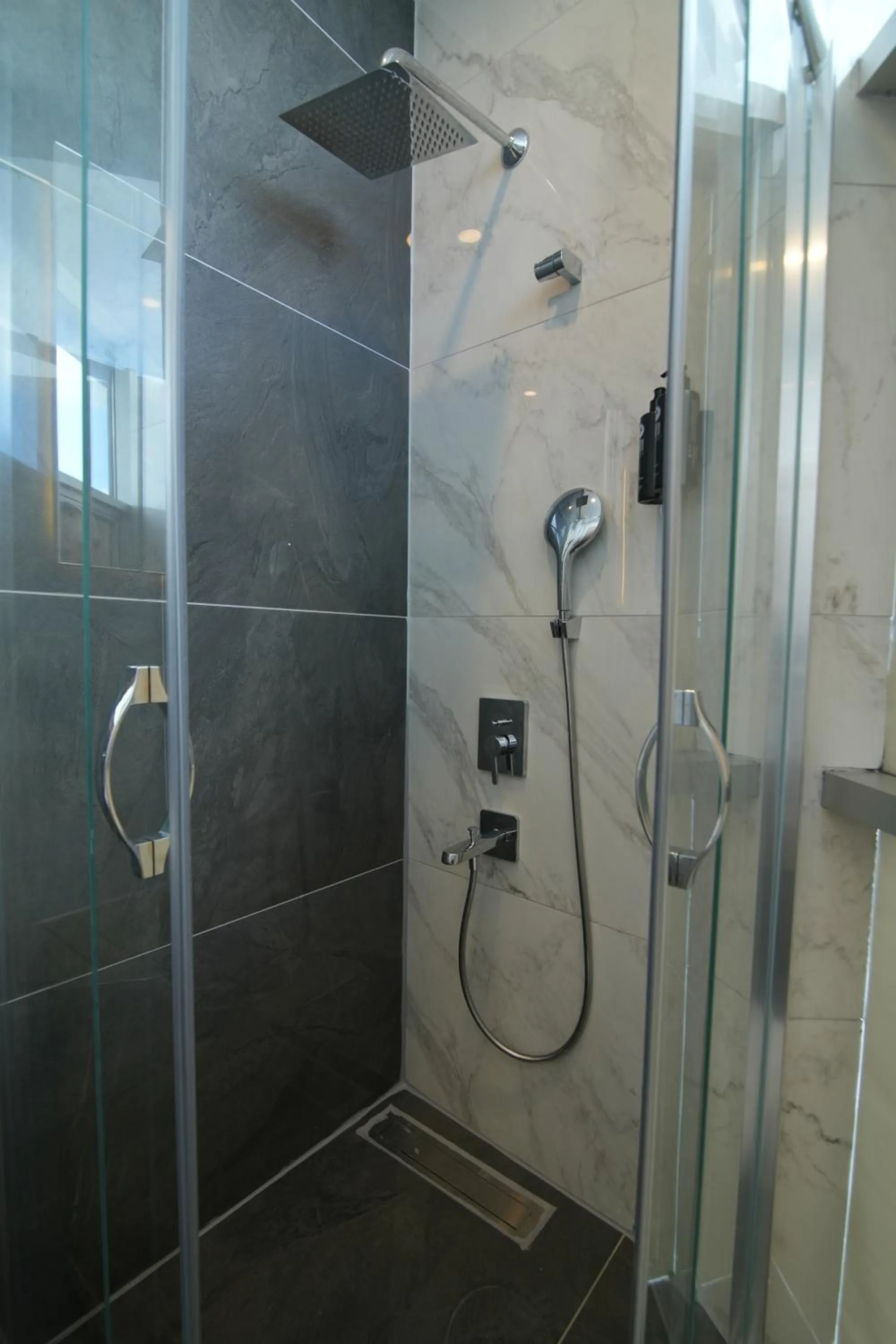 Shower in Kent Room Hotel