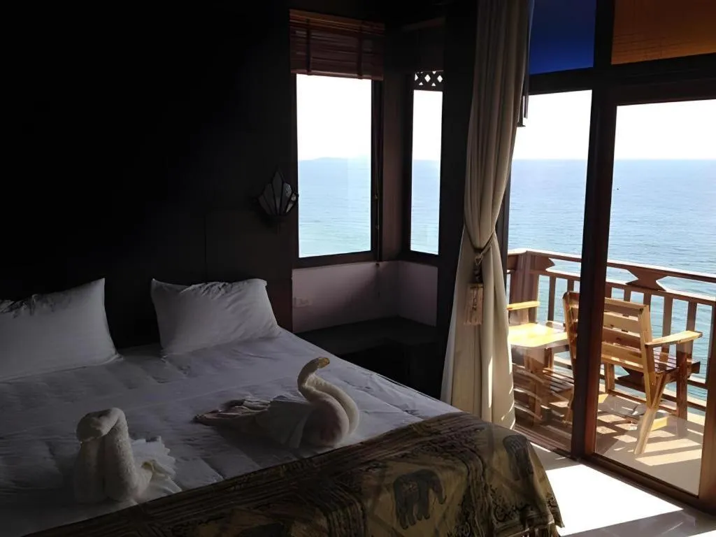 Bed in Diamond Cliff Beach Lanta Resort