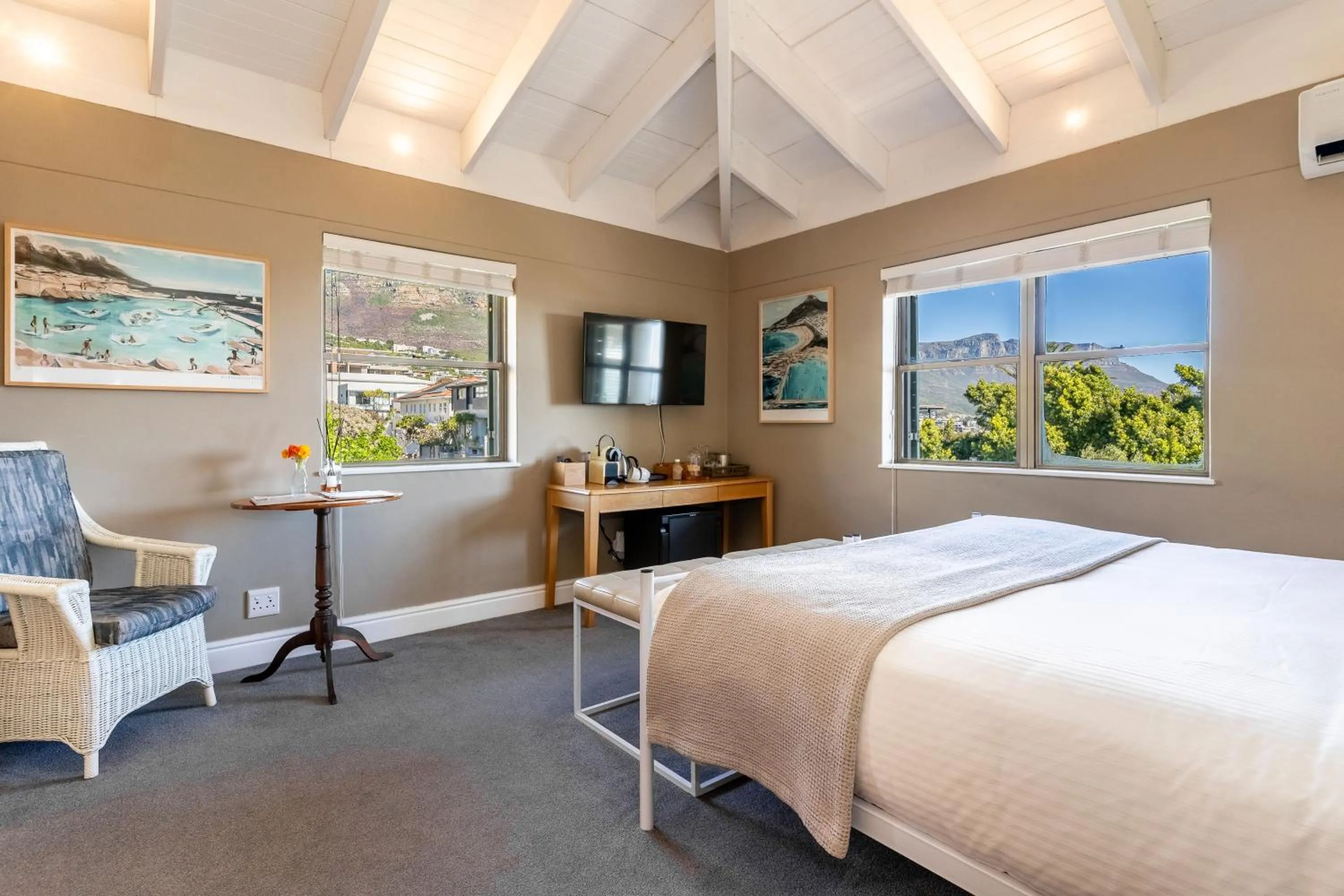 Bed in Camps Bay Retreat Hotel