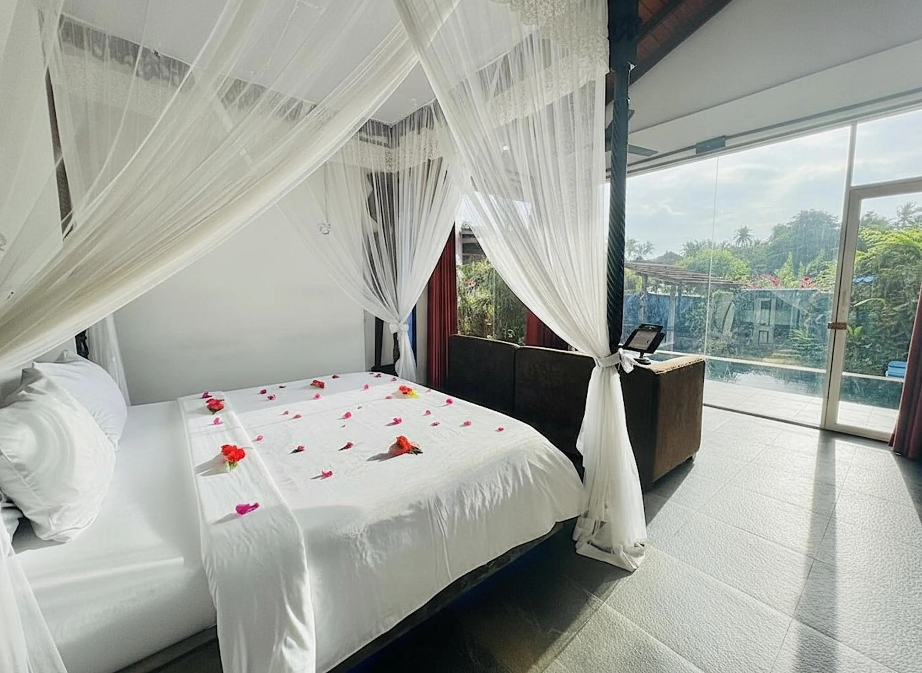 Bedroom, Bed in Waterland