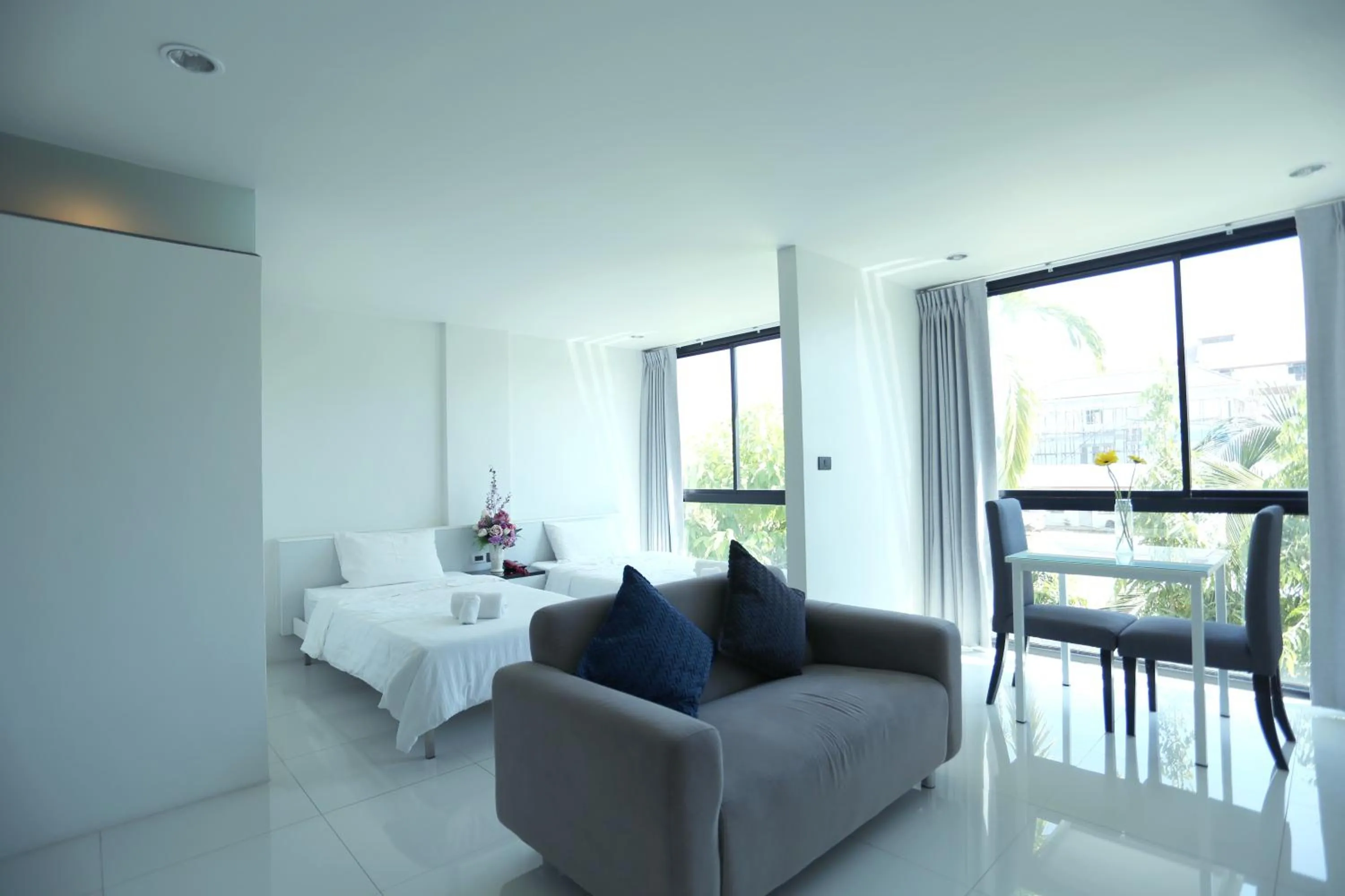 Photo of the whole room, Seating Area in Neca Complex Apartment