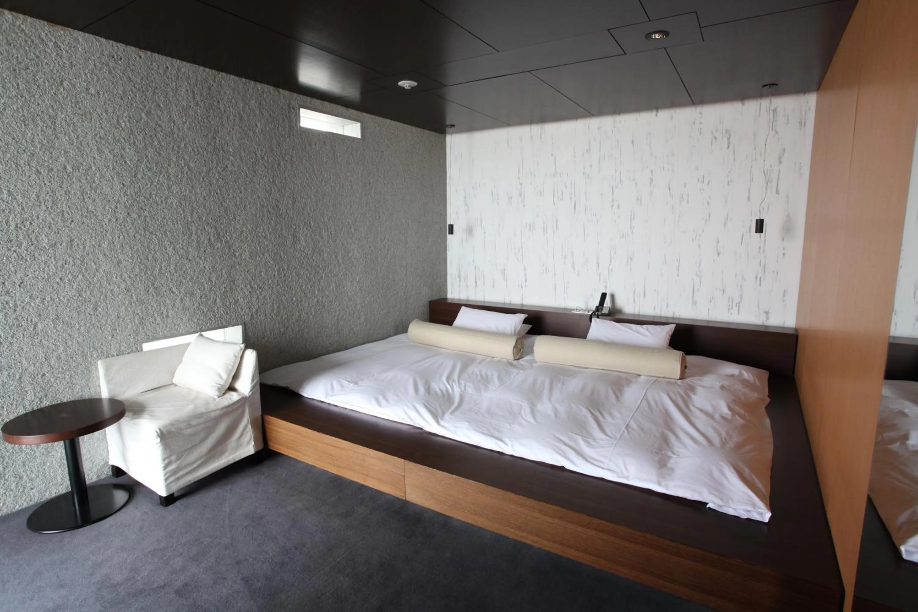 Photo of the whole room, Bed in Hotel Setre Kobe Maiko