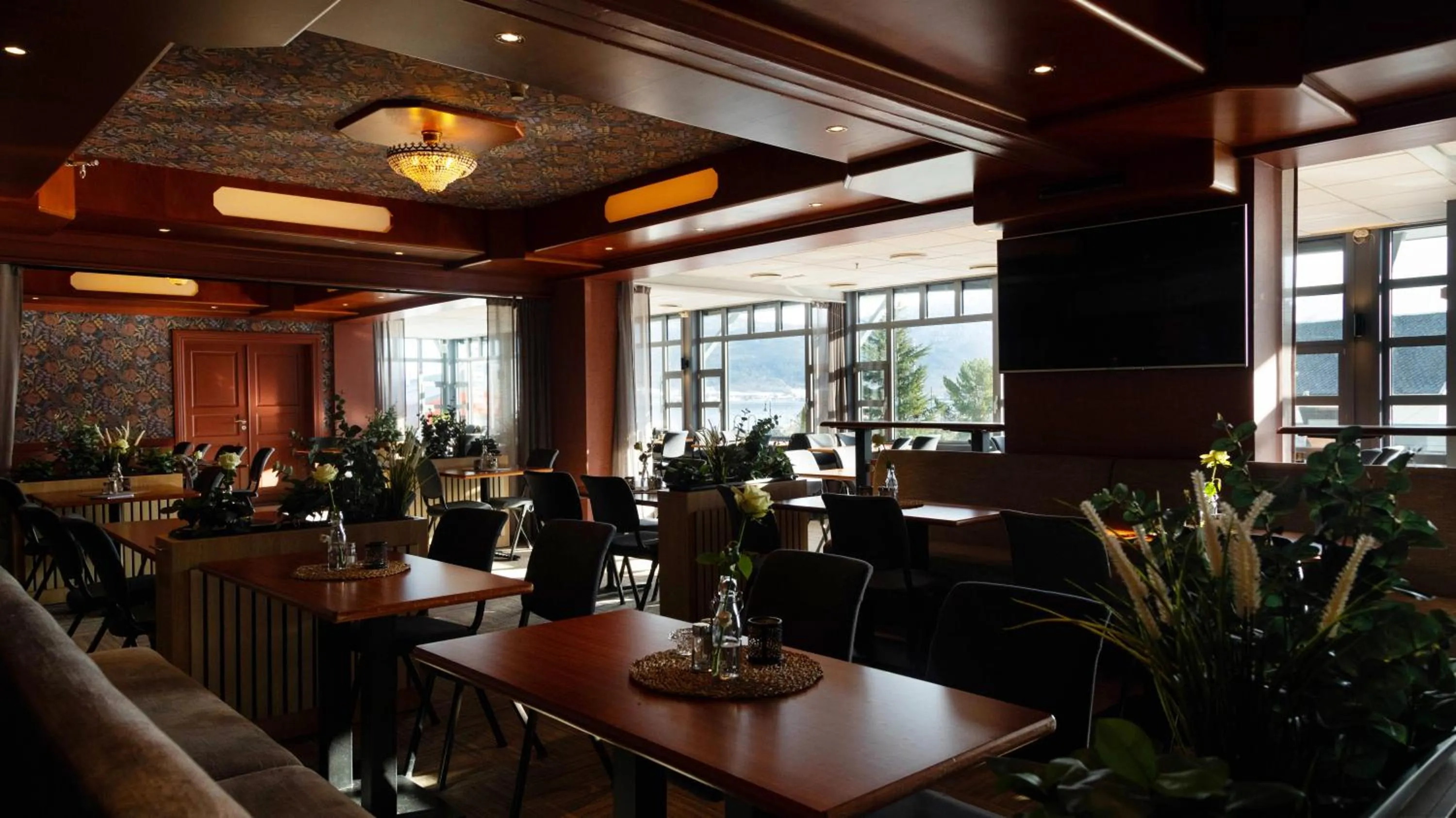 Restaurant/places to eat in Vestnes Fjordhotell