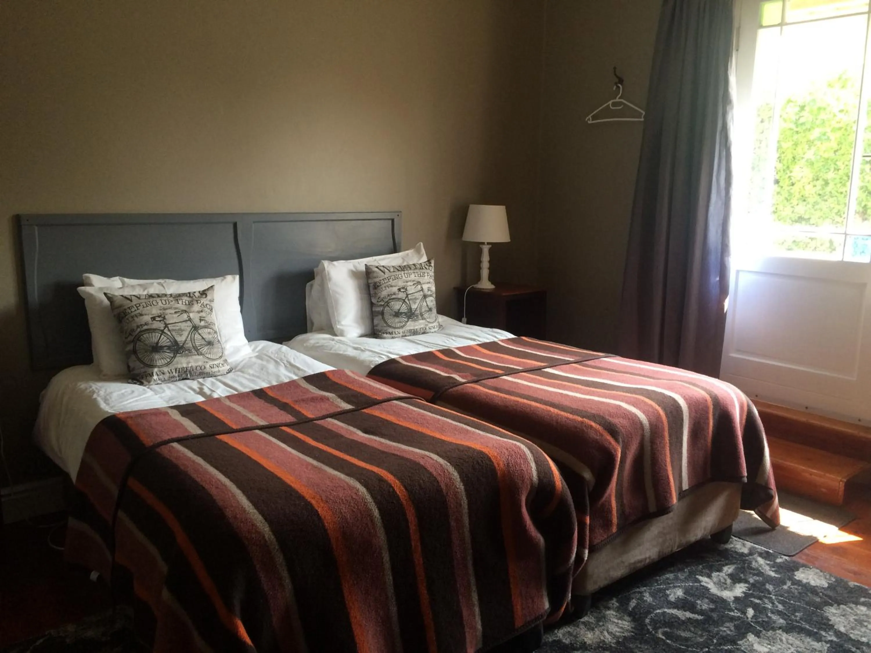 Photo of the whole room, Bed in 30 on Oatlands Road