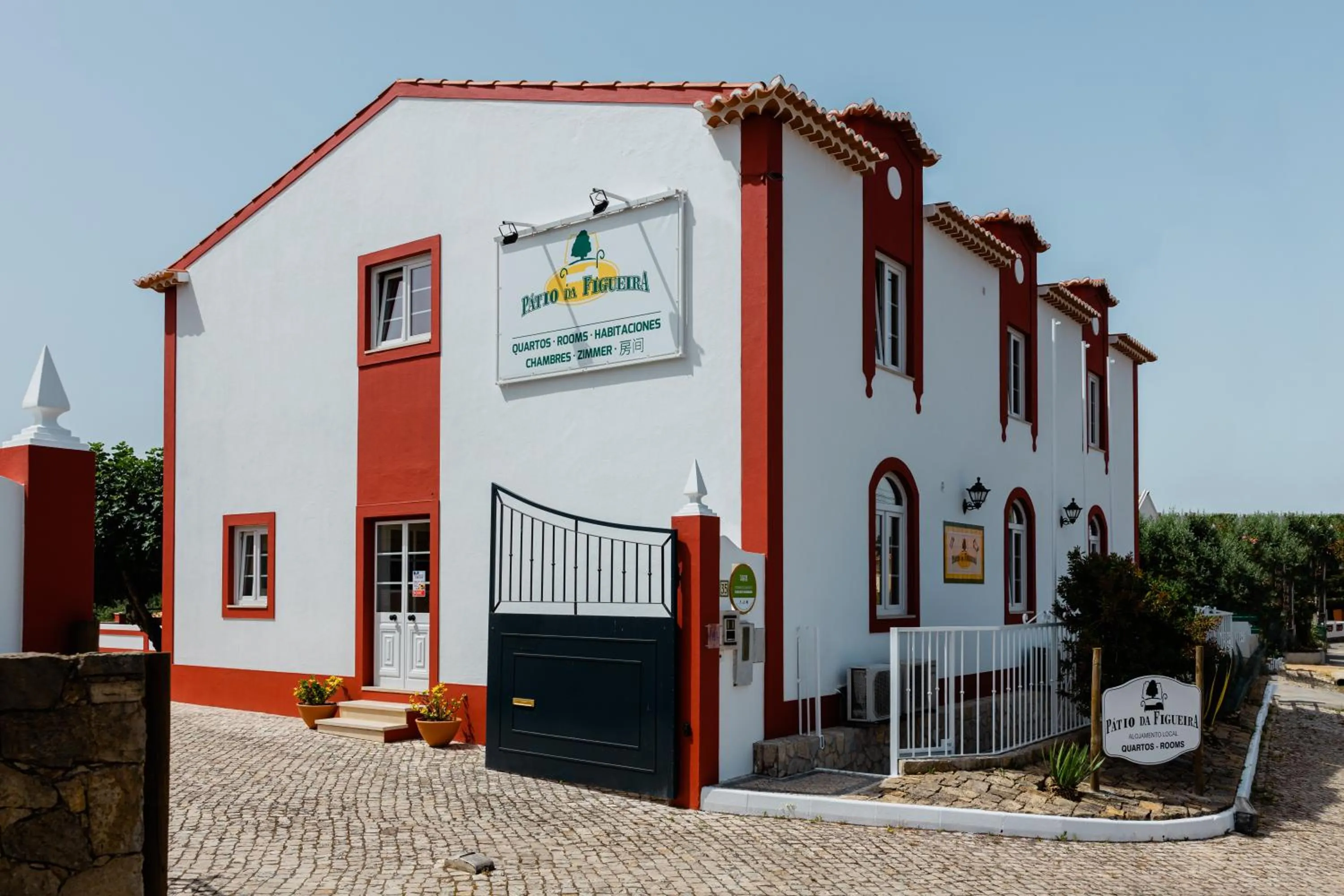 Facade/entrance in Pátio da Figueira