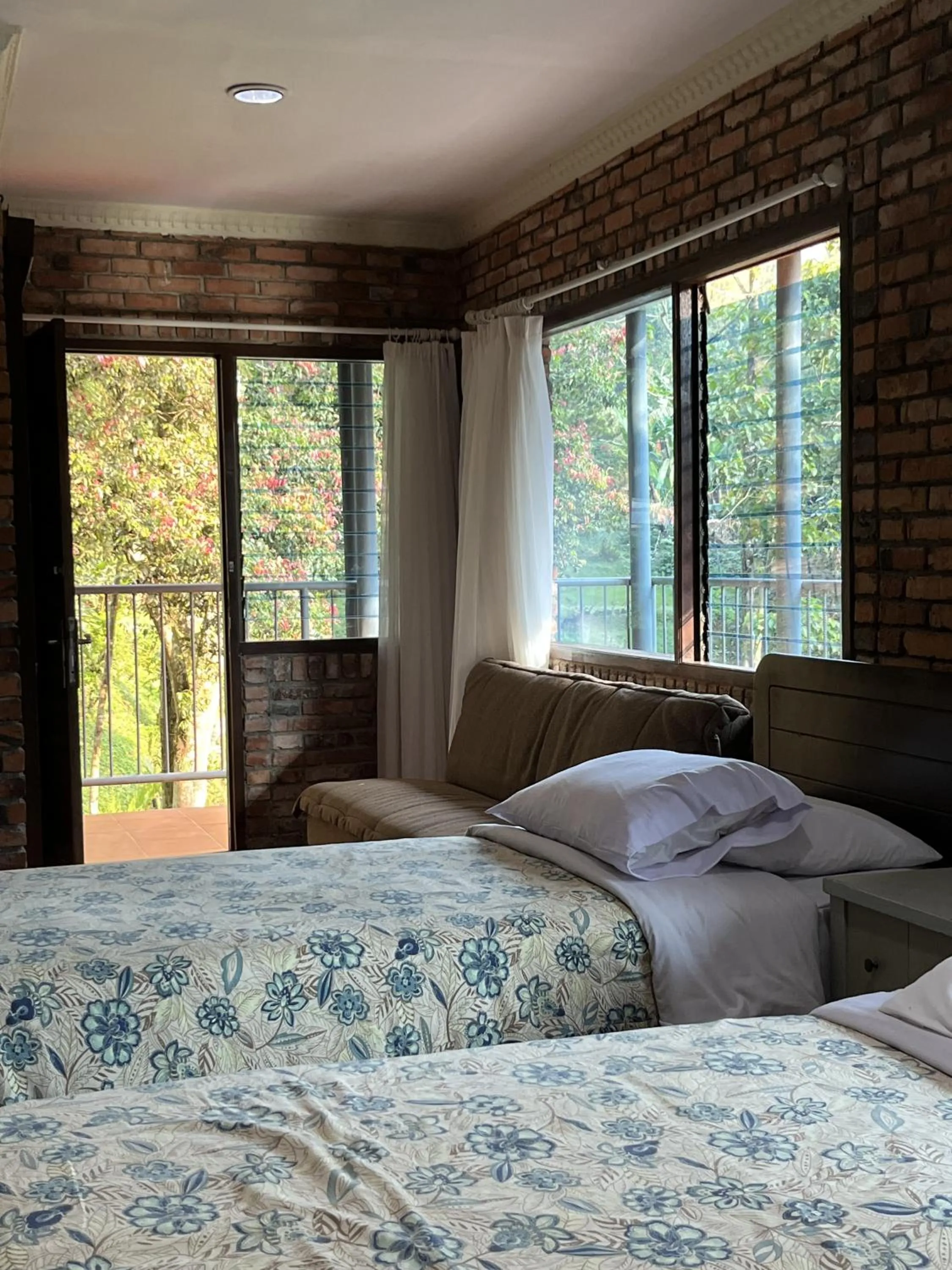 Bed in The Pinewood Lodge and Organic Farm