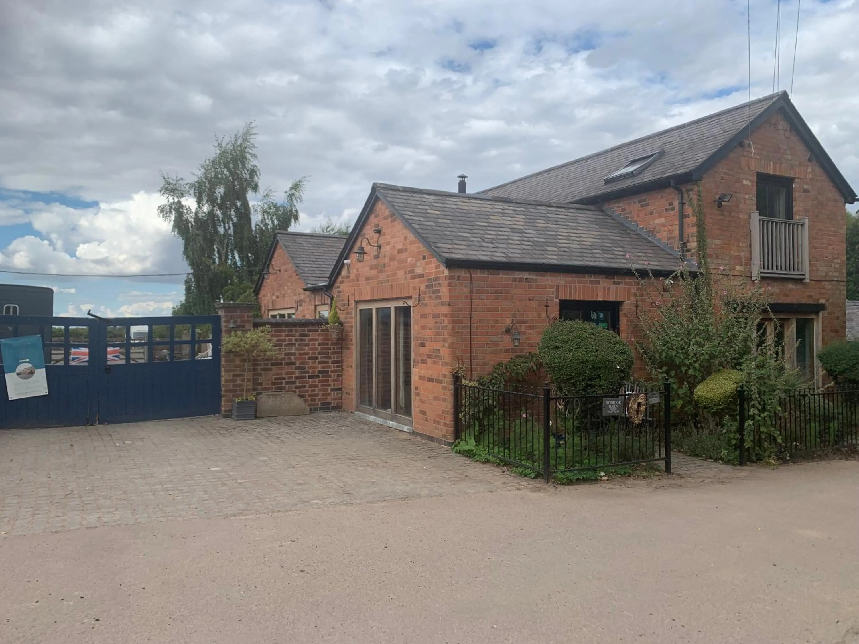 Property building in Bybrook Barn Bed & Breakfast