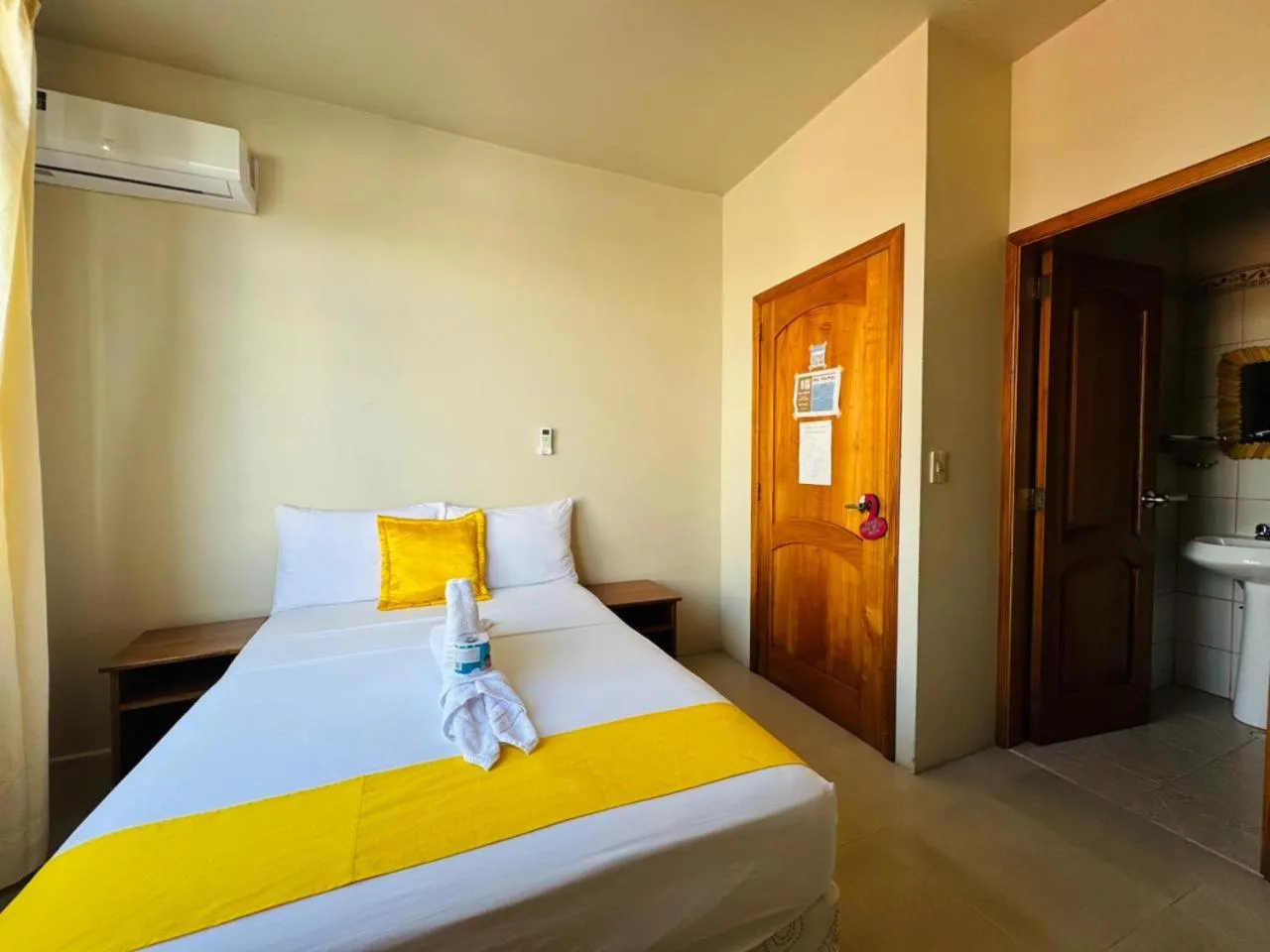 Bathroom, Bed in El Rincón de George