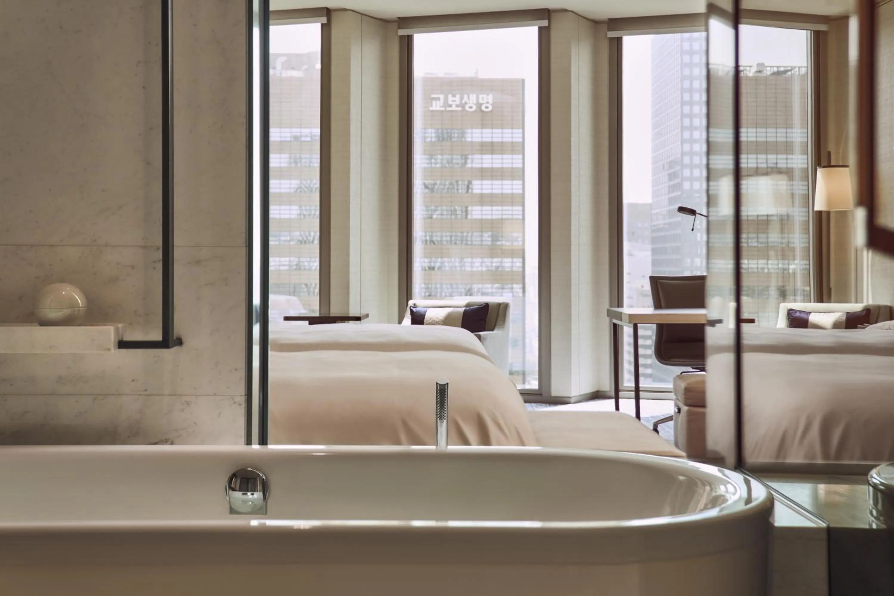 Bed in Four Seasons Hotel Seoul