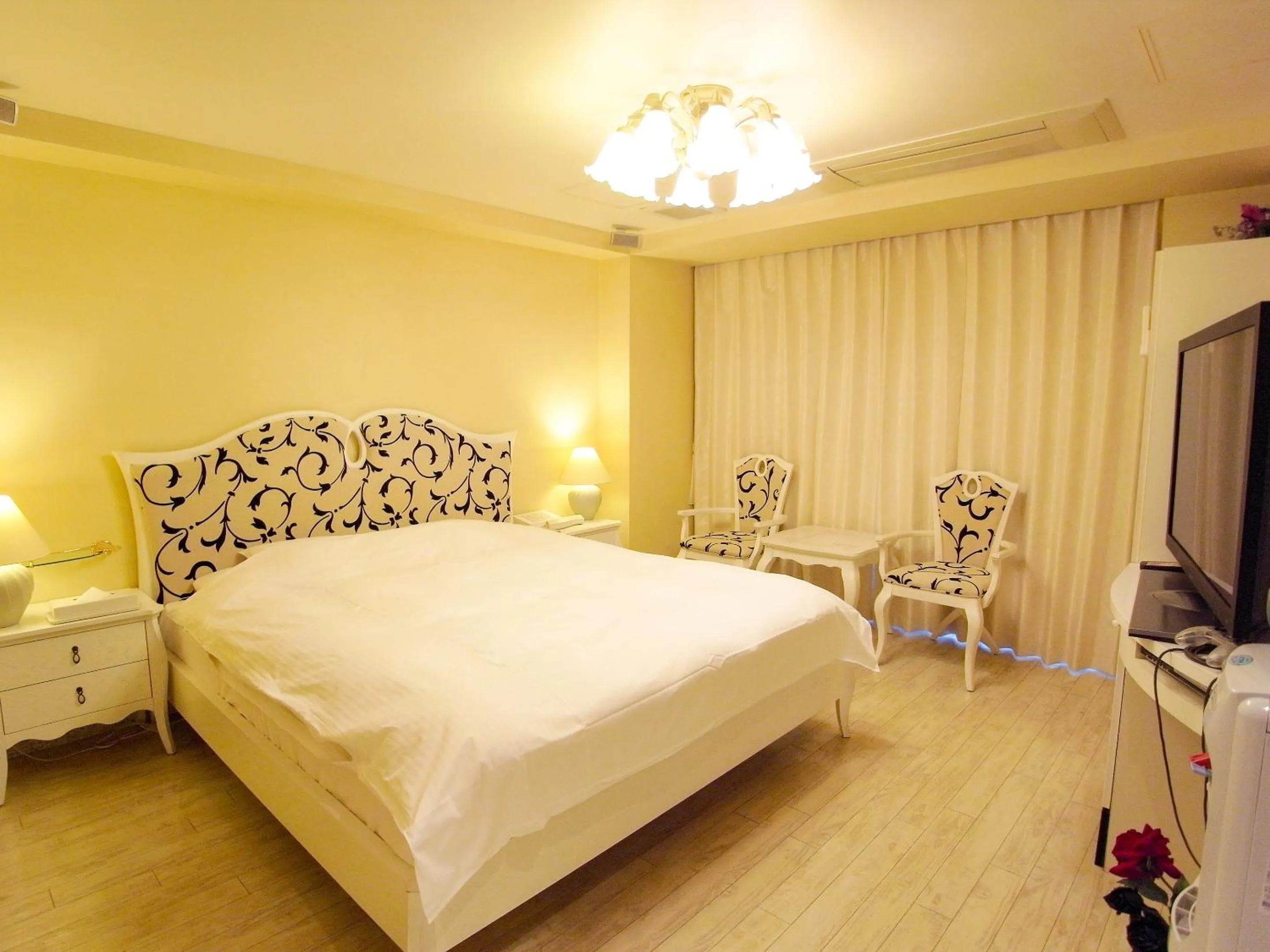 Bed in V Hotel (Adult Only)