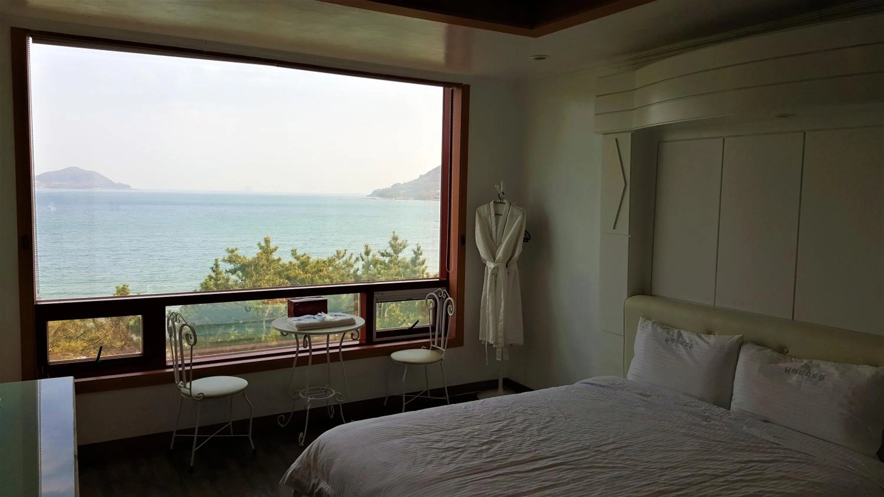Shower, Bed in Namhae Beach Hotel