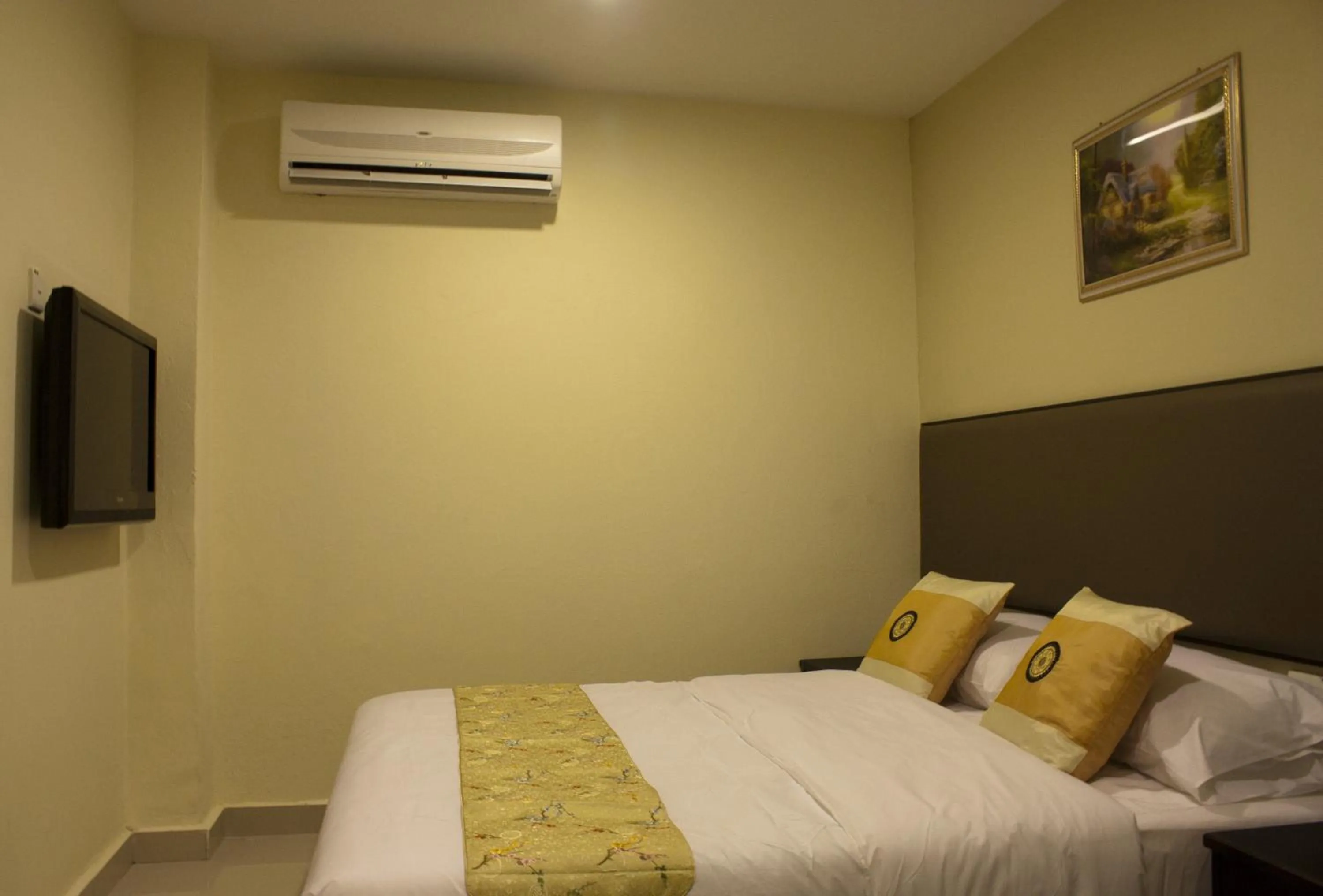 Photo of the whole room, Bed in SohoTown Hotel