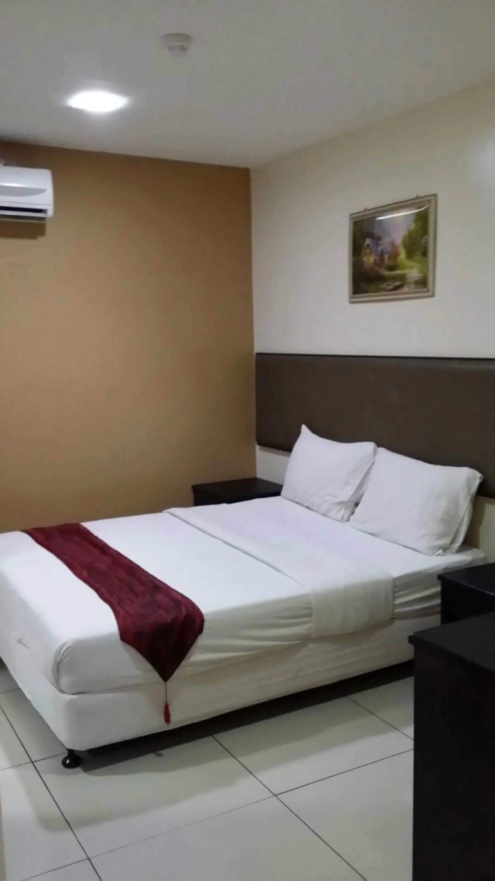 Photo of the whole room, Bed in SohoTown Hotel