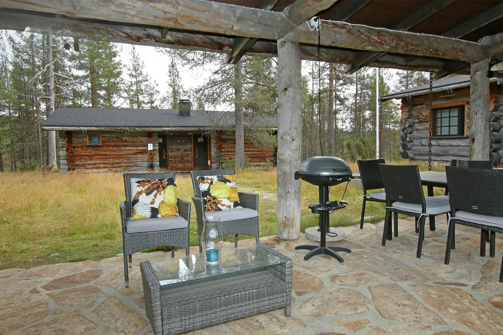 Property building in Kuukkeli Log Houses Porakka Inn