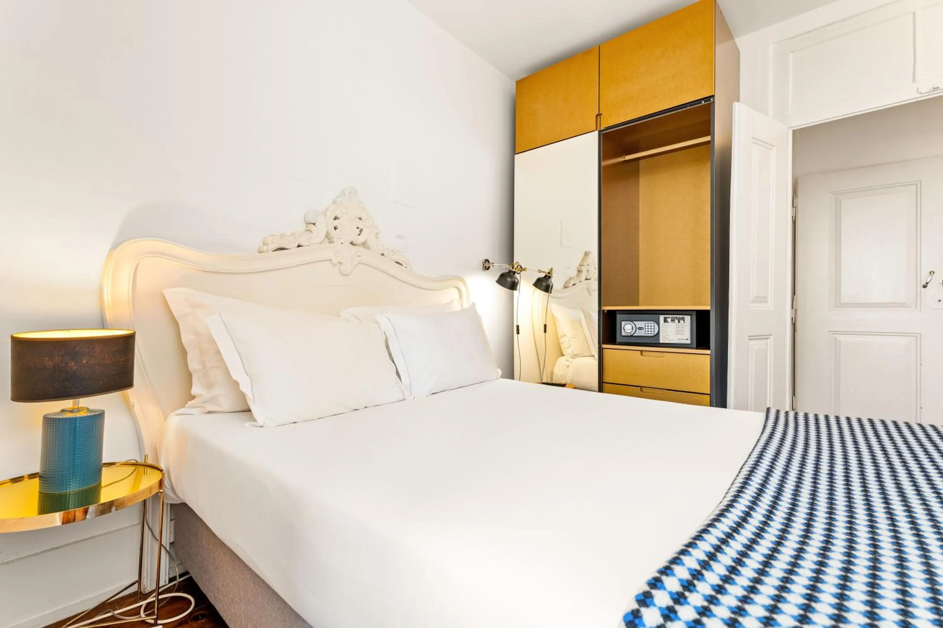 Bedroom, Bed in Casa do Jasmim by Shiadu