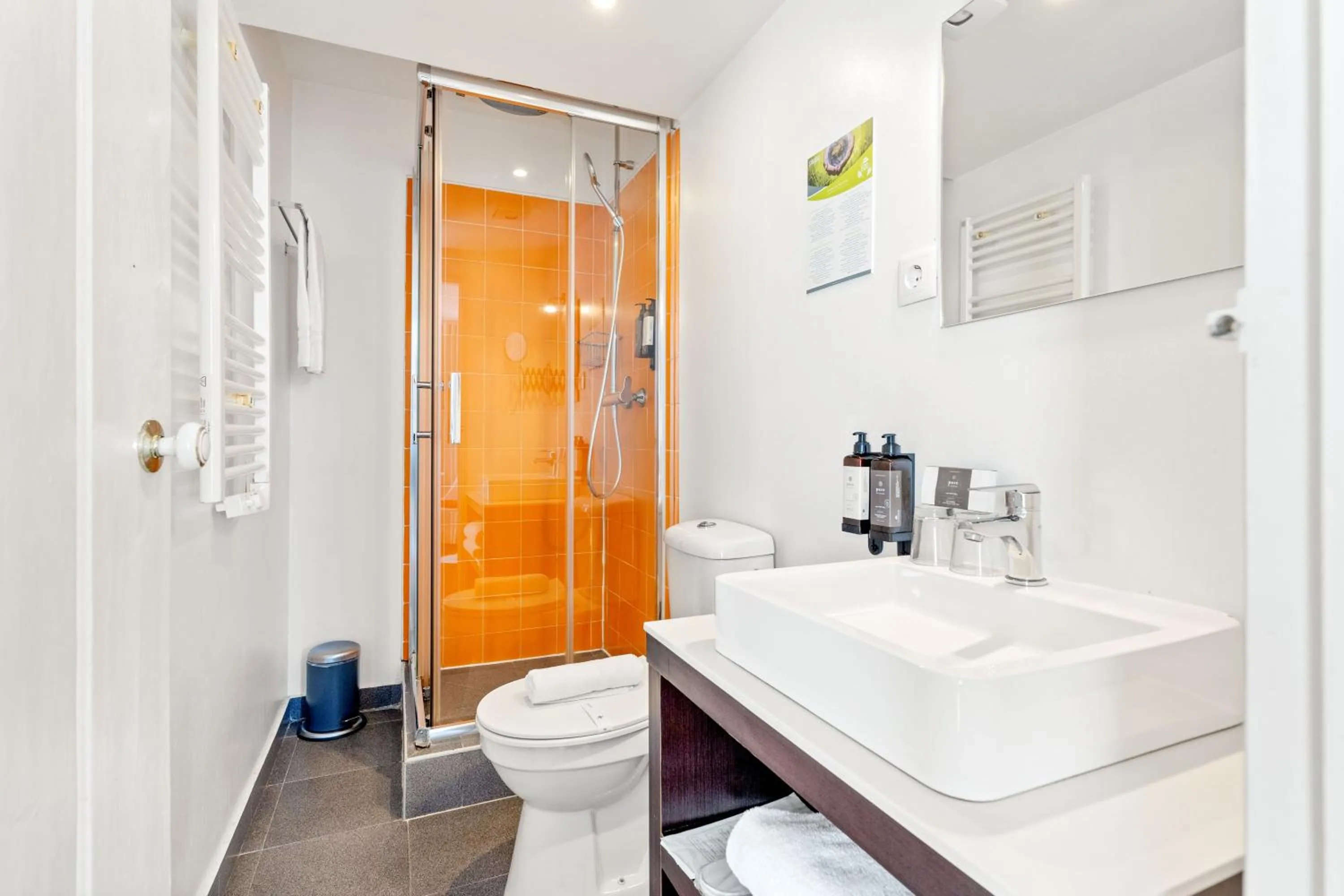 Bathroom in Casa do Jasmim by Shiadu