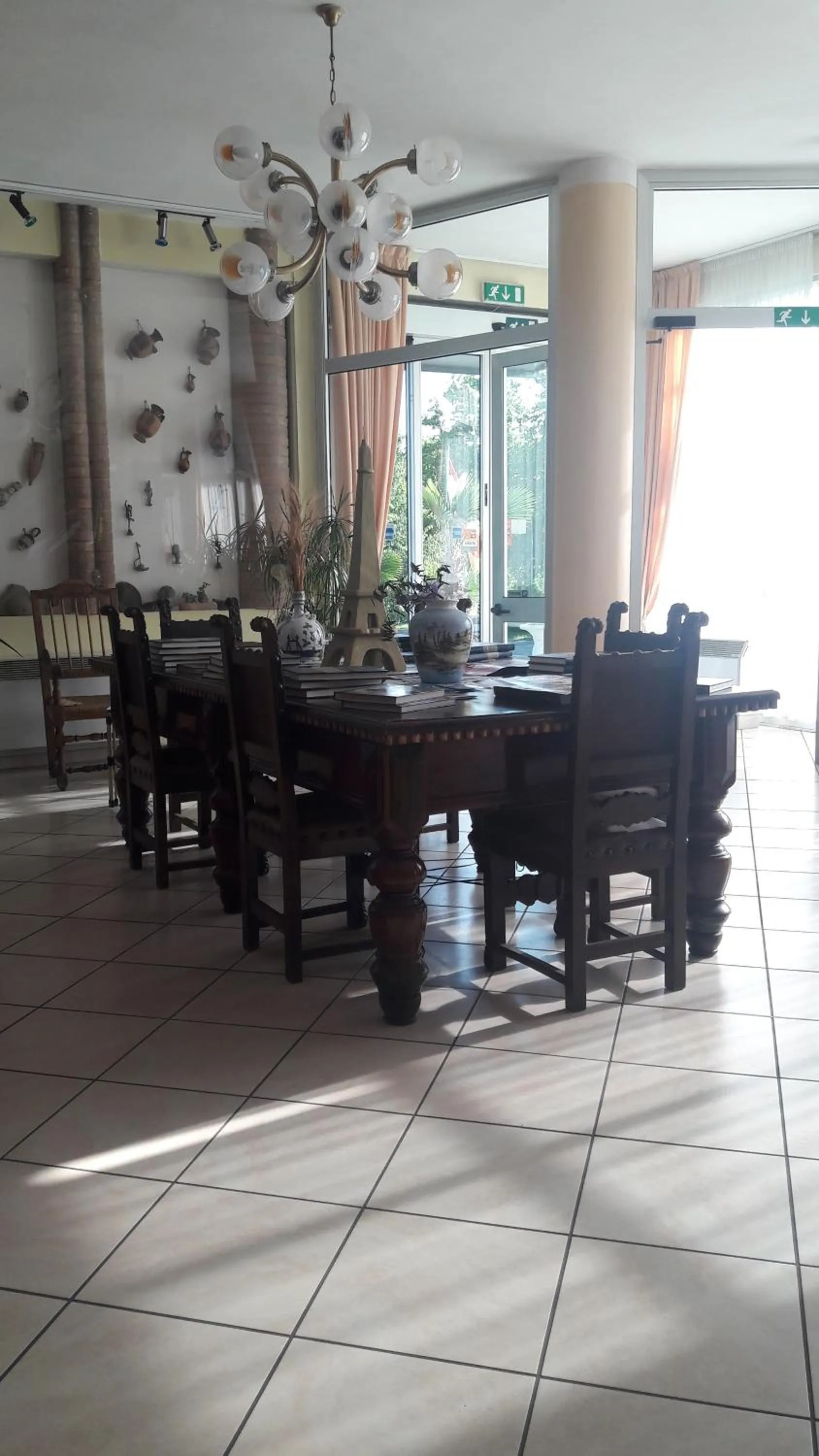 Communal lounge/ TV room in Hotel Parigi