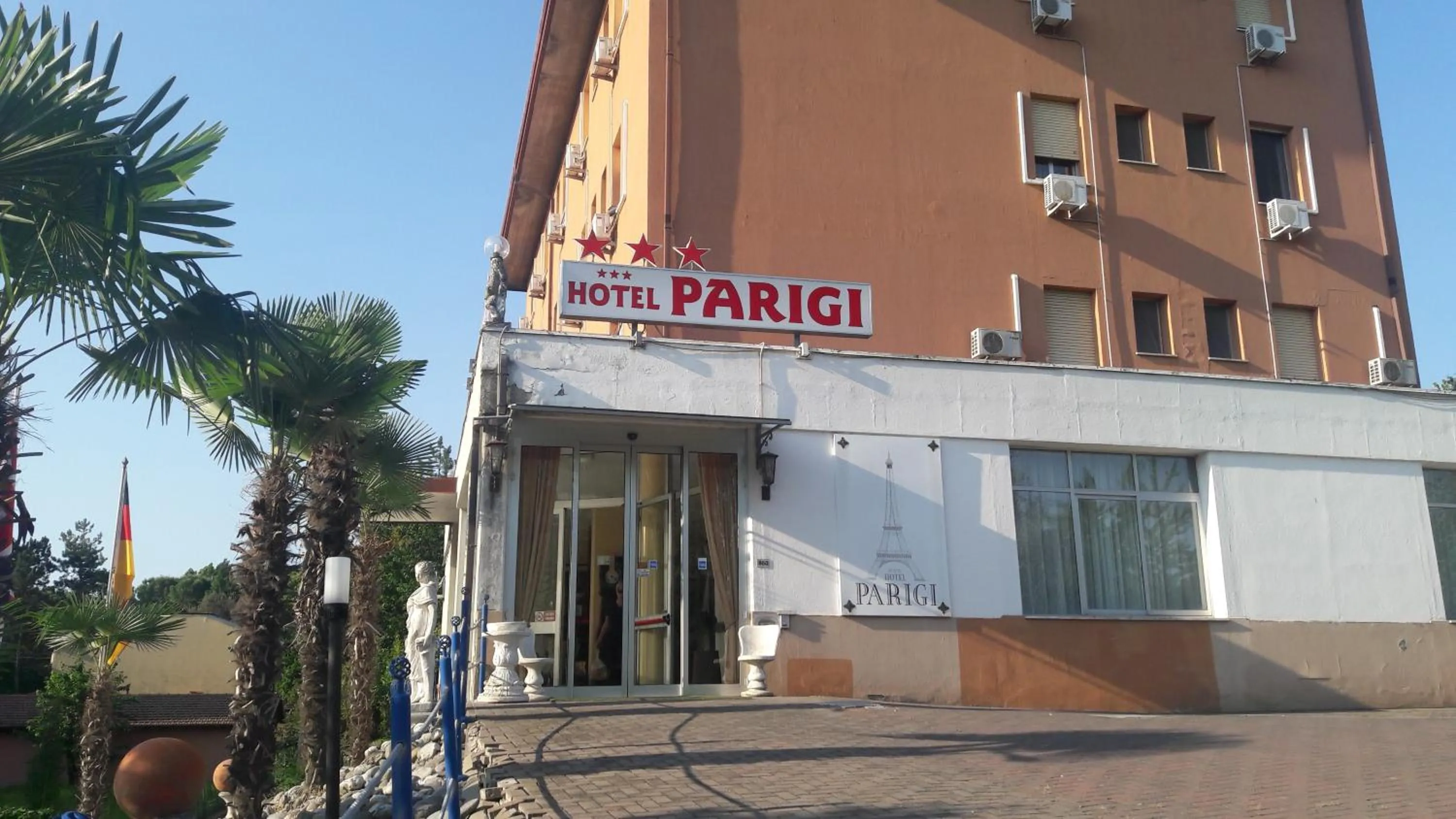 Facade/entrance in Hotel Parigi