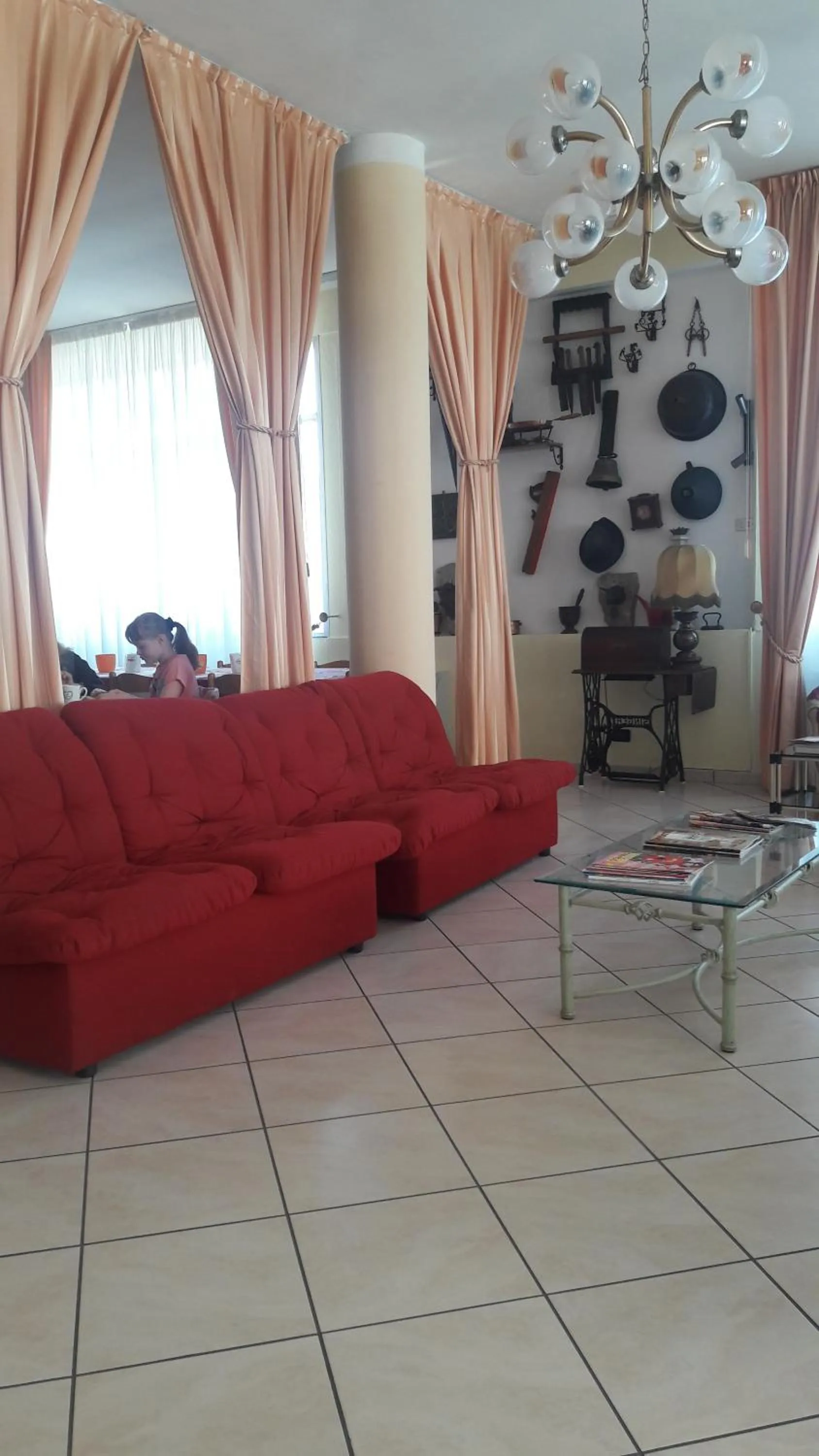 Communal lounge/ TV room in Hotel Parigi