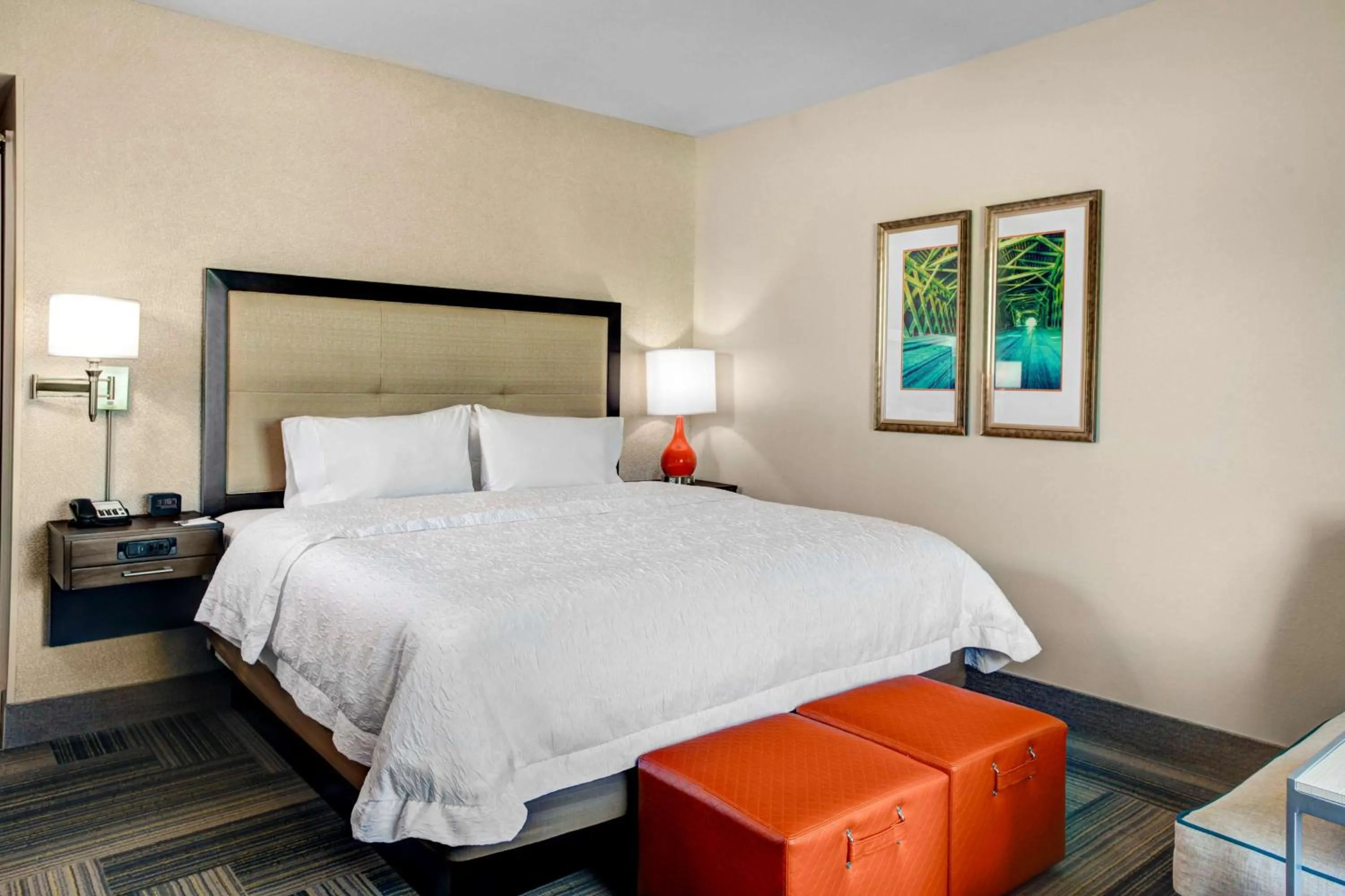 Bed in Hampton Inn & Suites by Hilton Atlanta Perimeter Dunwoody