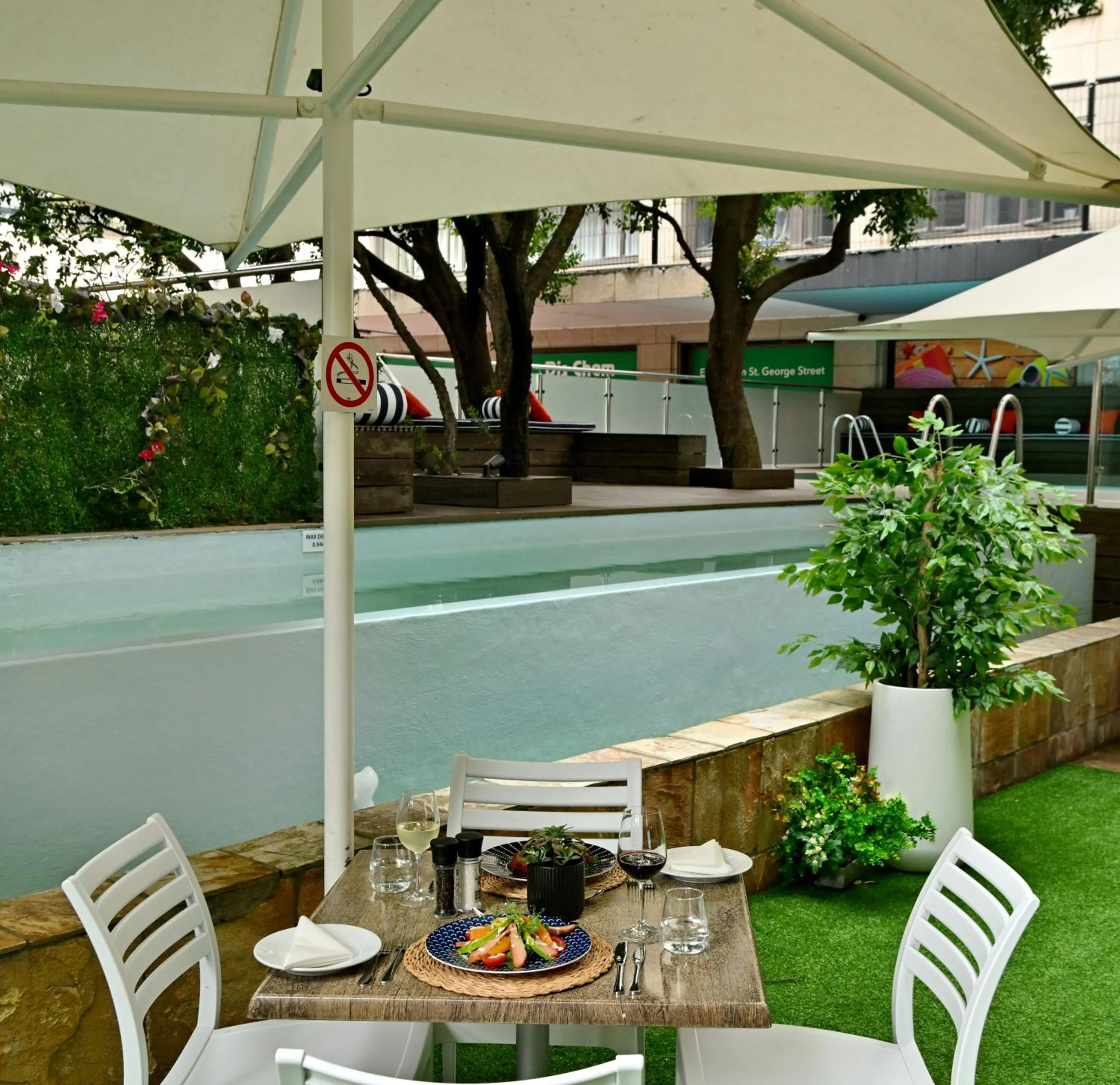 Swimming pool in Fountains Hotel