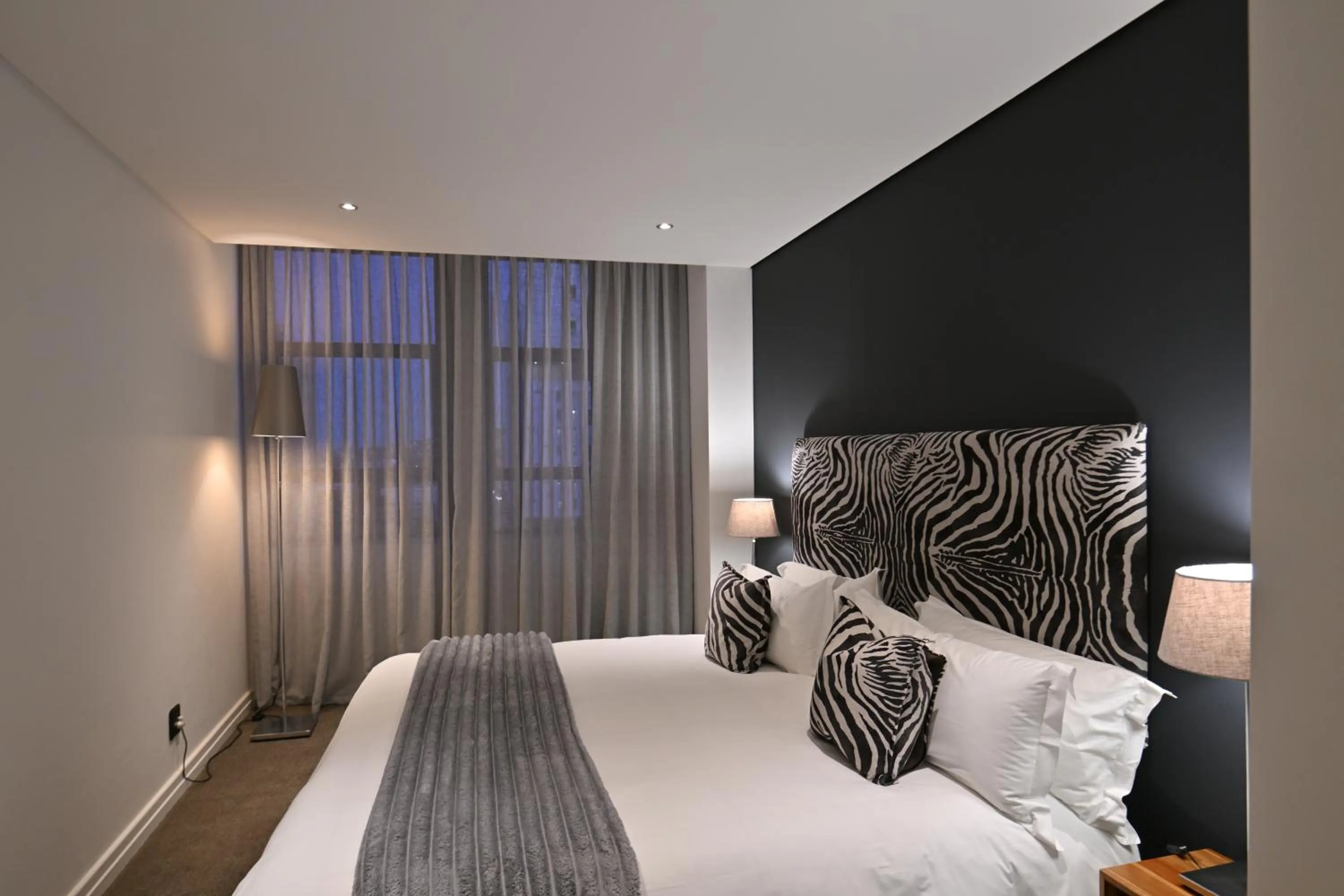 Photo of the whole room, Bed in Fountains Hotel