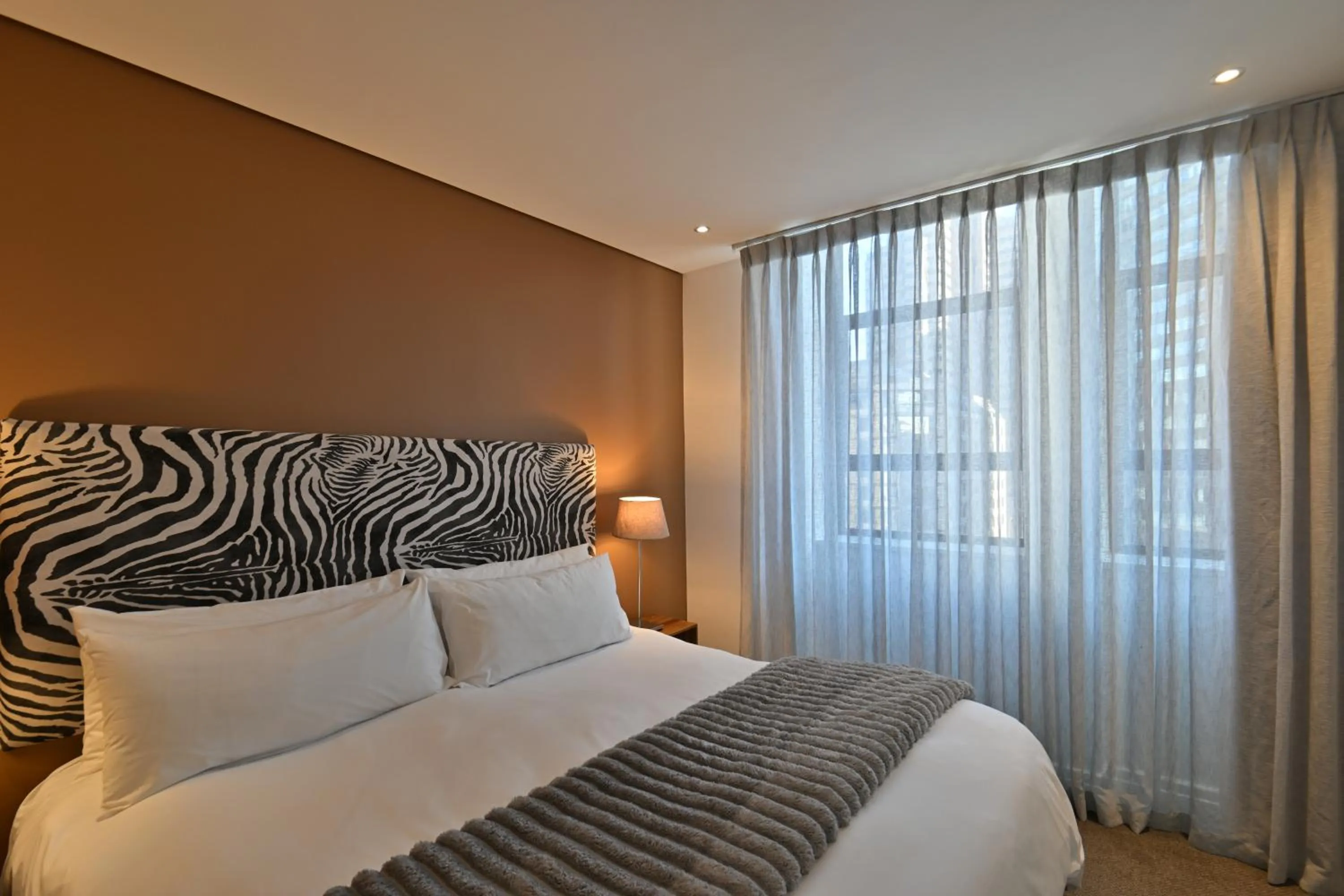 Bedroom, Bed in Fountains Hotel