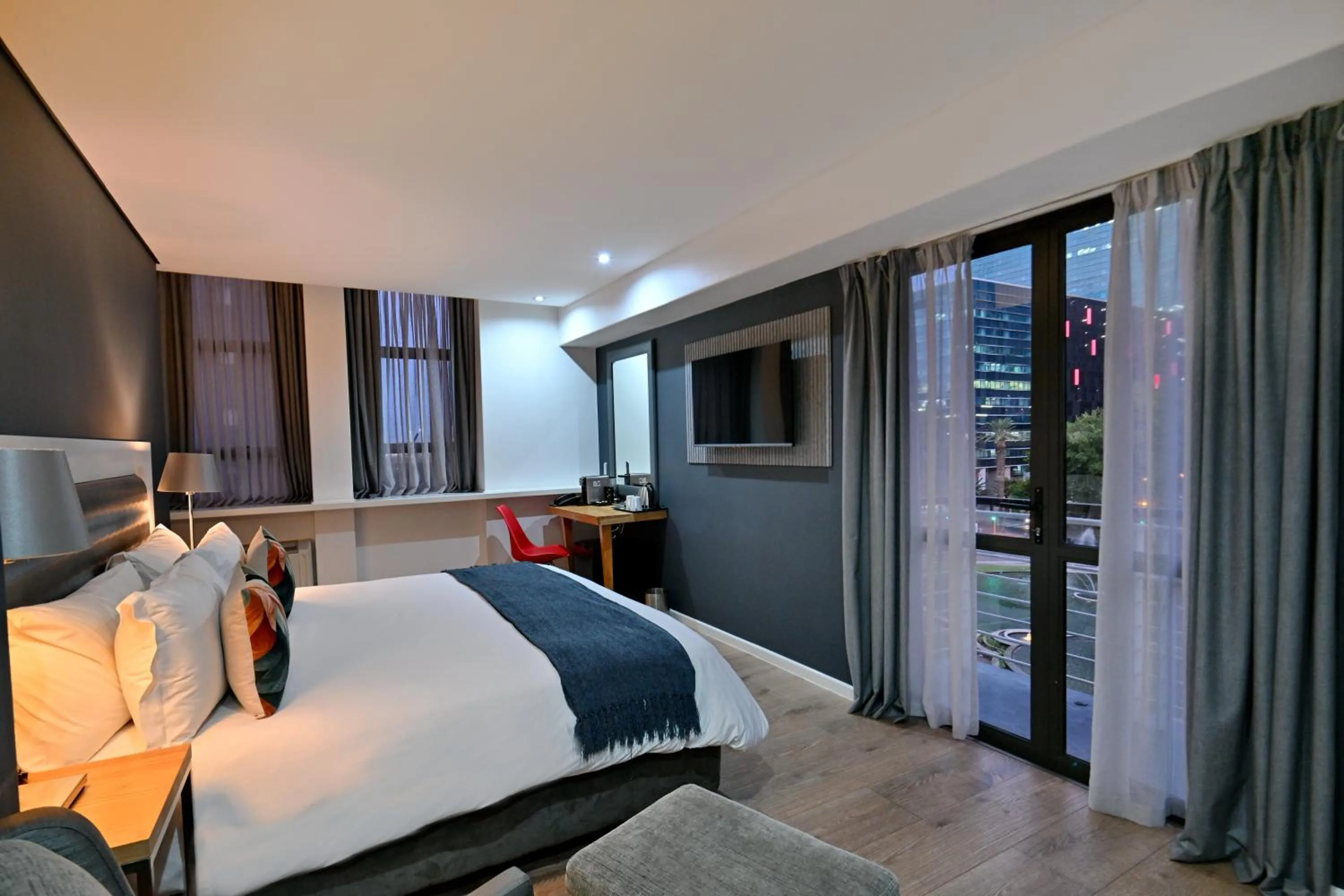 Bedroom, Bed in Fountains Hotel